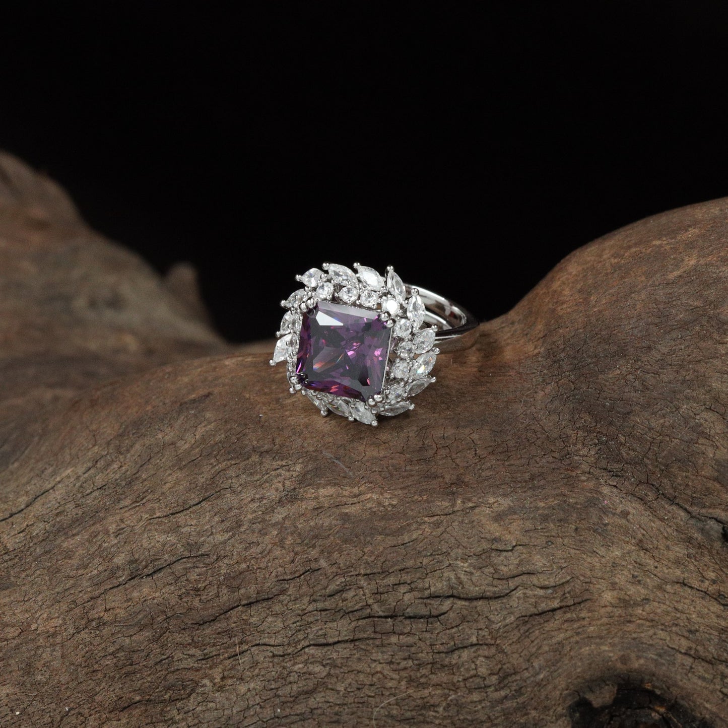 Loom Square Finger Ring with Structured Edge Design