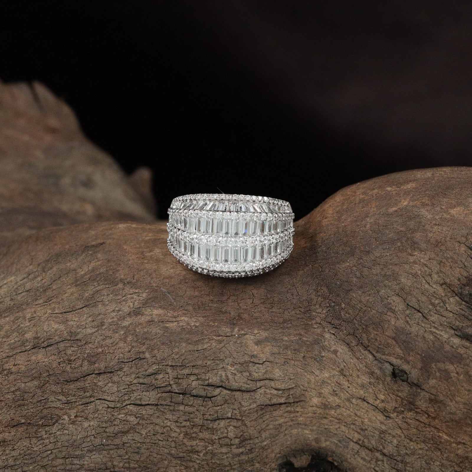 Heritage Ribbed Surface Finger Ring with Broad Structure