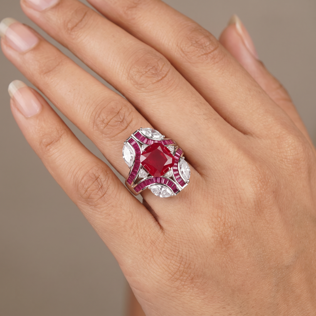 Contour dual‘tone array finger ring arrangement emphasizing symmetry