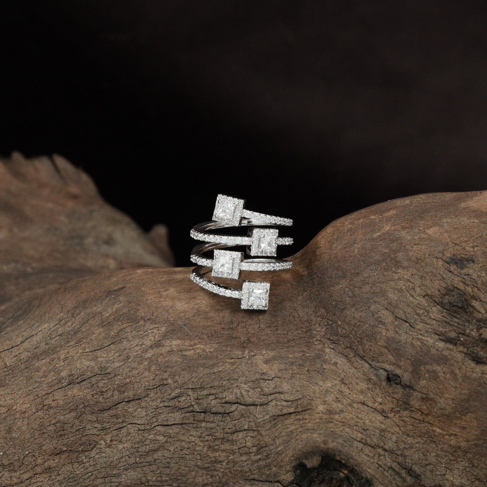 Classic Spiral Wrap Finger Ring with Structured Top Frames