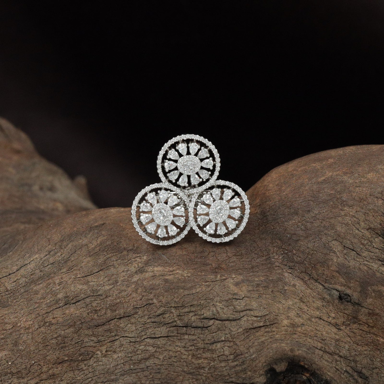 Radiant tri‑circle finger ring arrangement