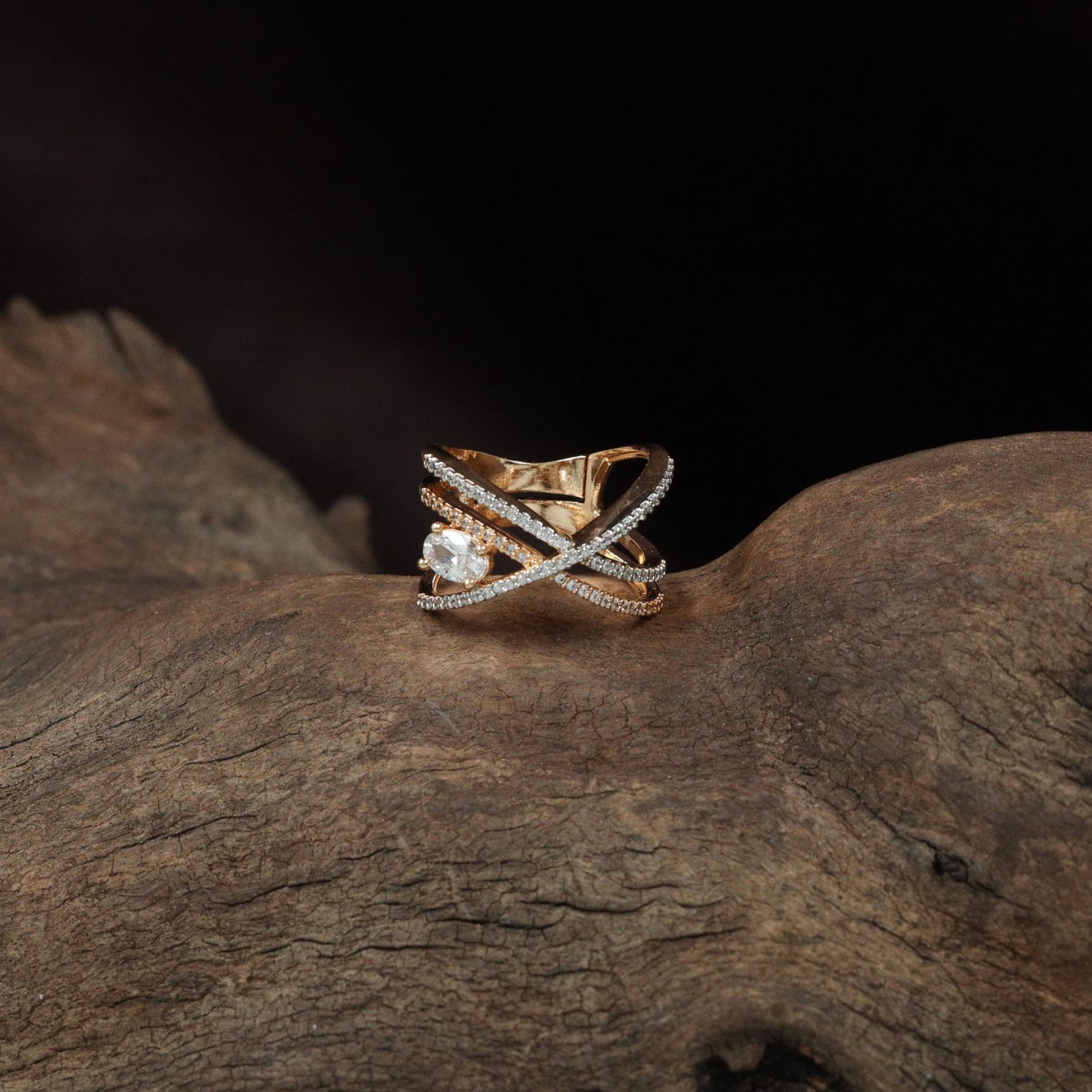 Crisscross band frame finger ring design