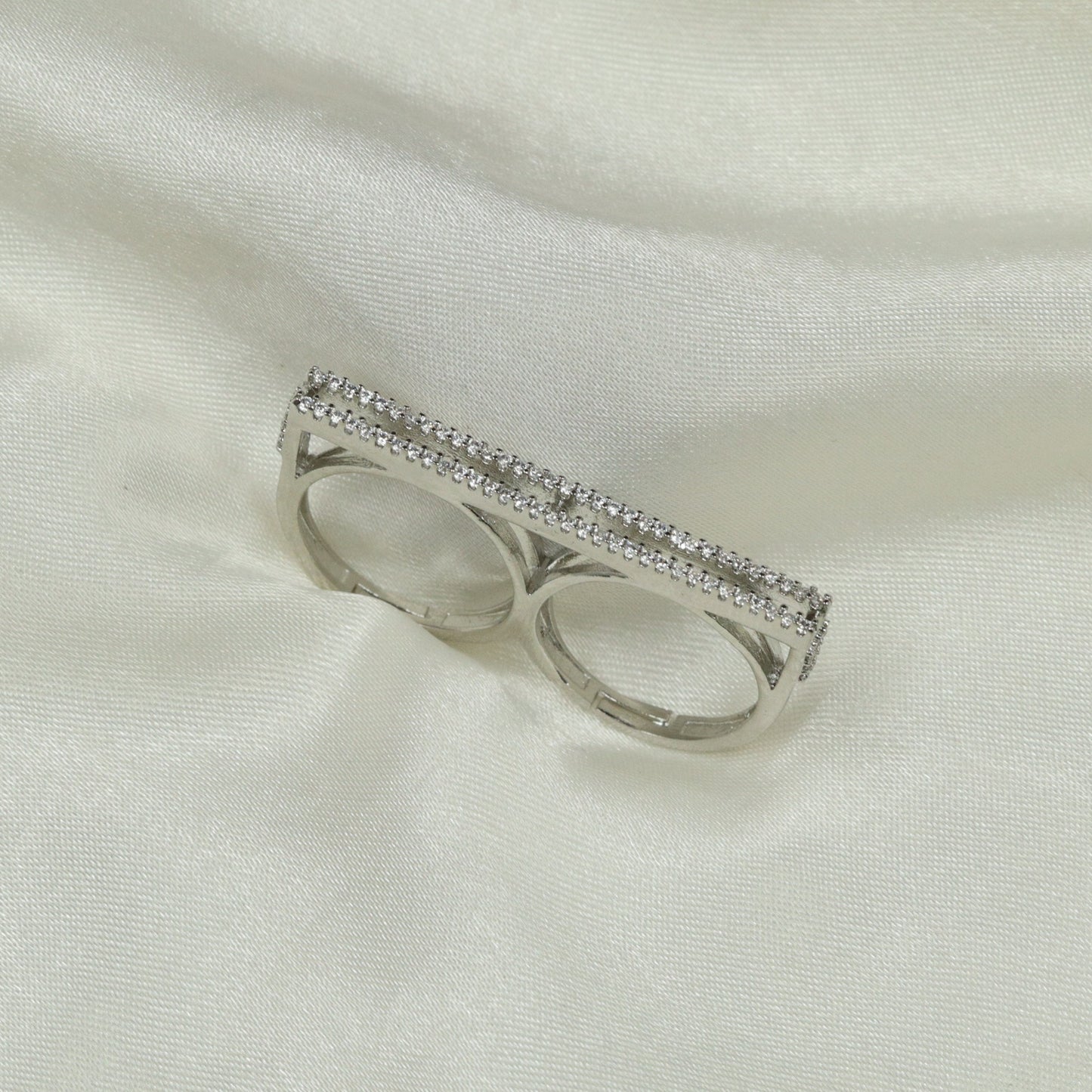 Parallel bar grid finger ring pattern with harmonious gemstone flow