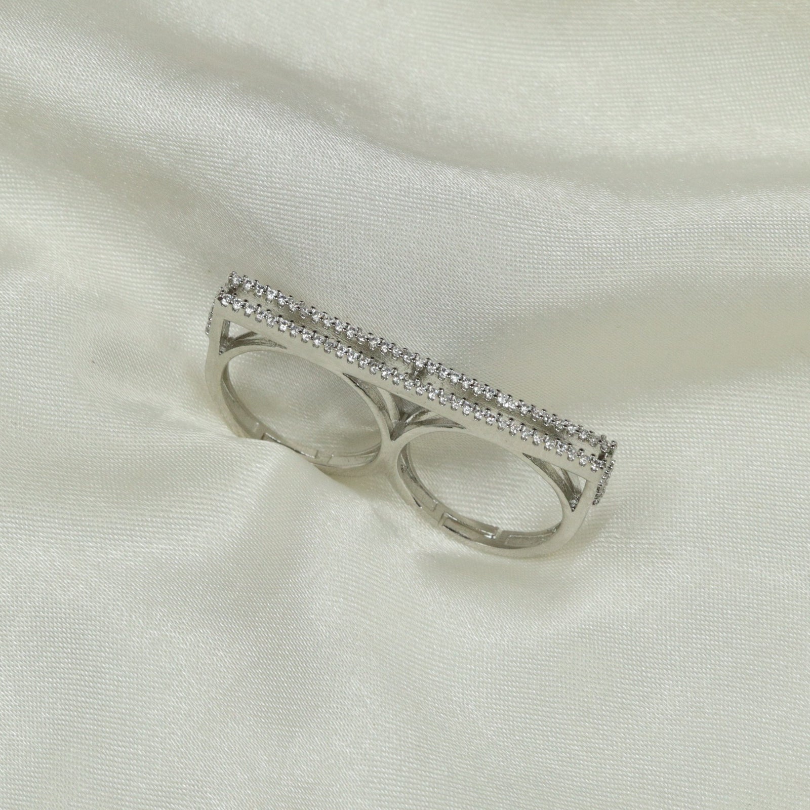Parallel bar grid finger ring pattern with harmonious gemstone flow