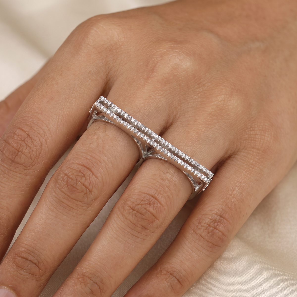 Parallel bar grid finger ring pattern with harmonious gemstone flow