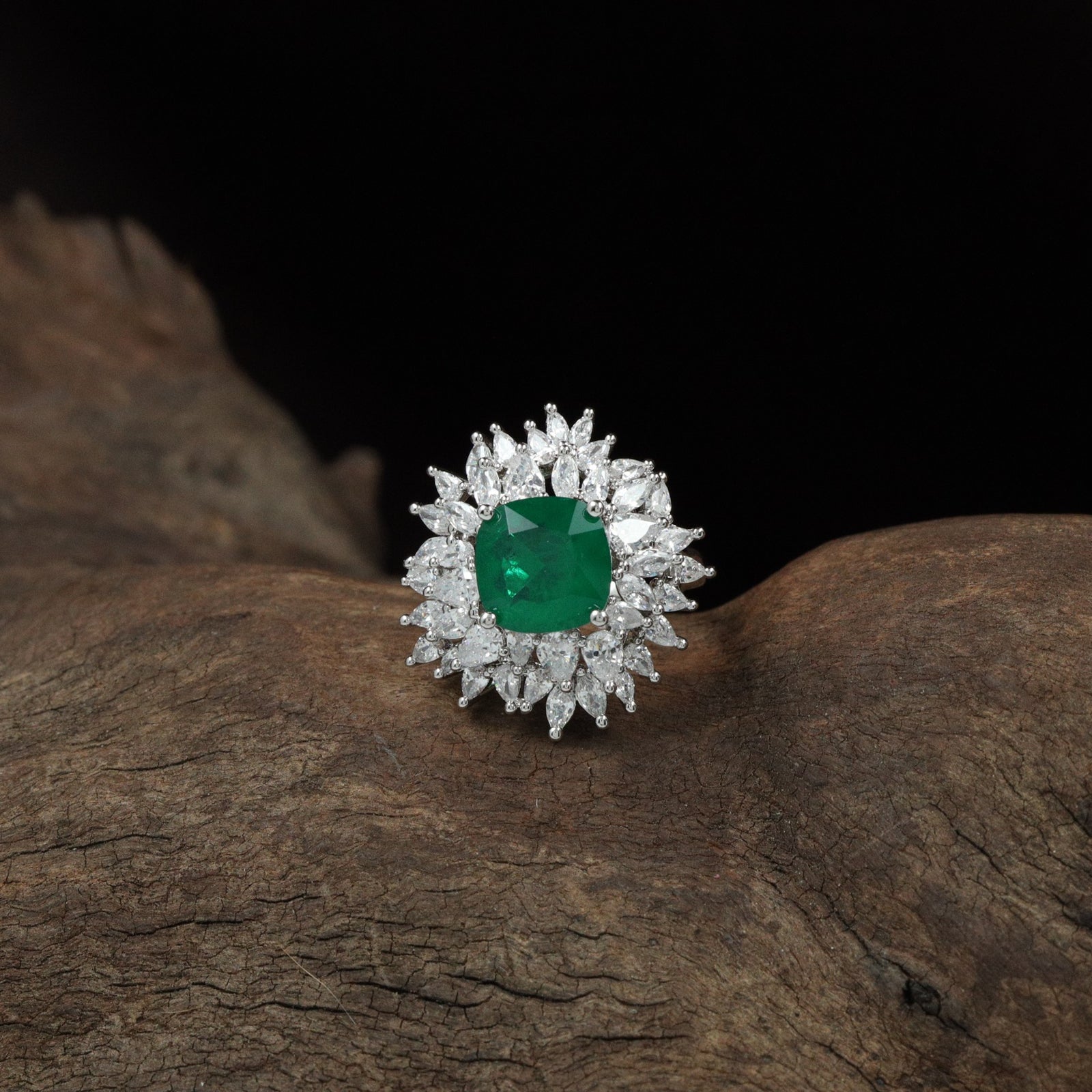 Harmony Bloom Finger Ring with Radiating Edge Layout