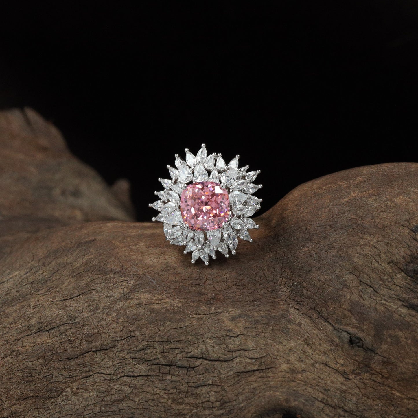 Harmony Bloom Finger Ring with Radiating Edge Layout