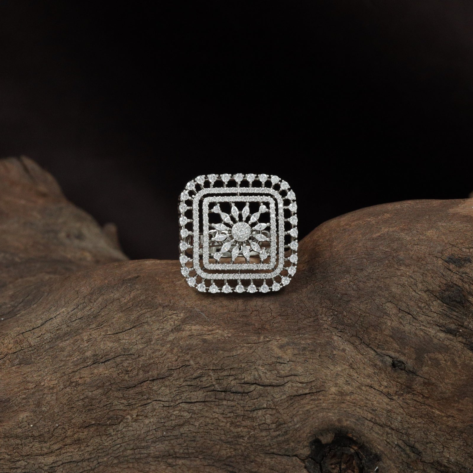Axis floral formation finger ring structure