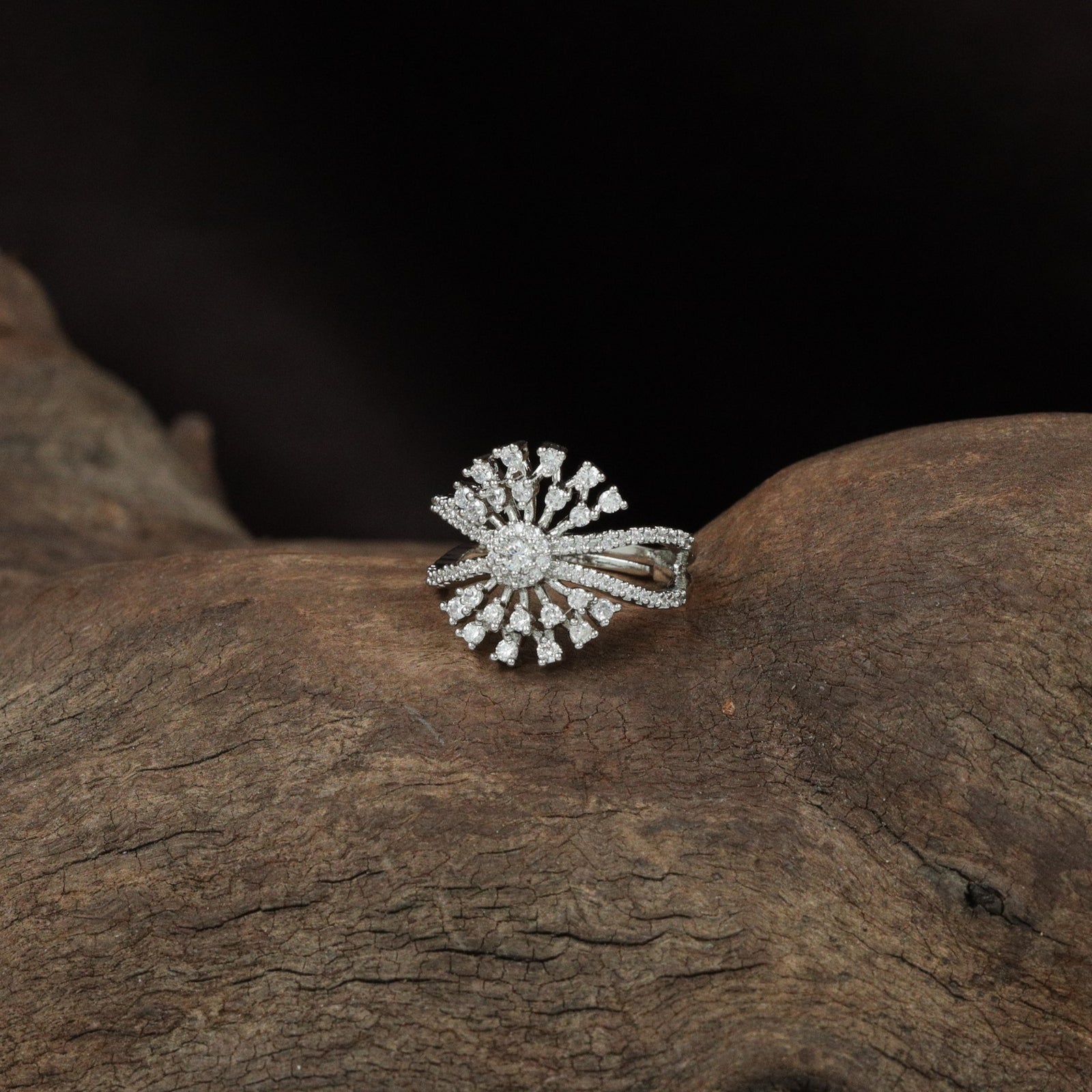 Symmetry bloom contour finger ring pattern featuring white gold accents
