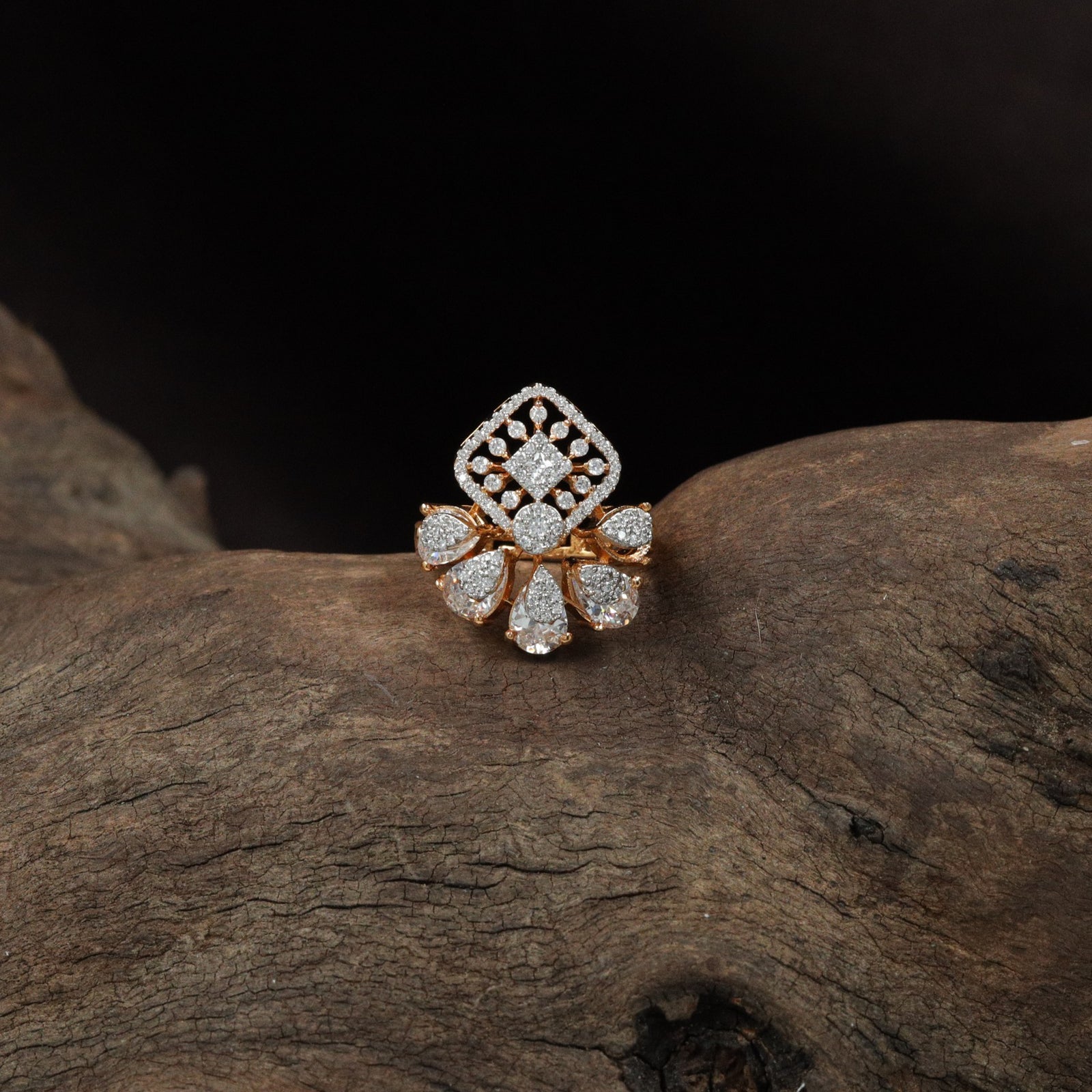 Axis curve formation finger ring structure