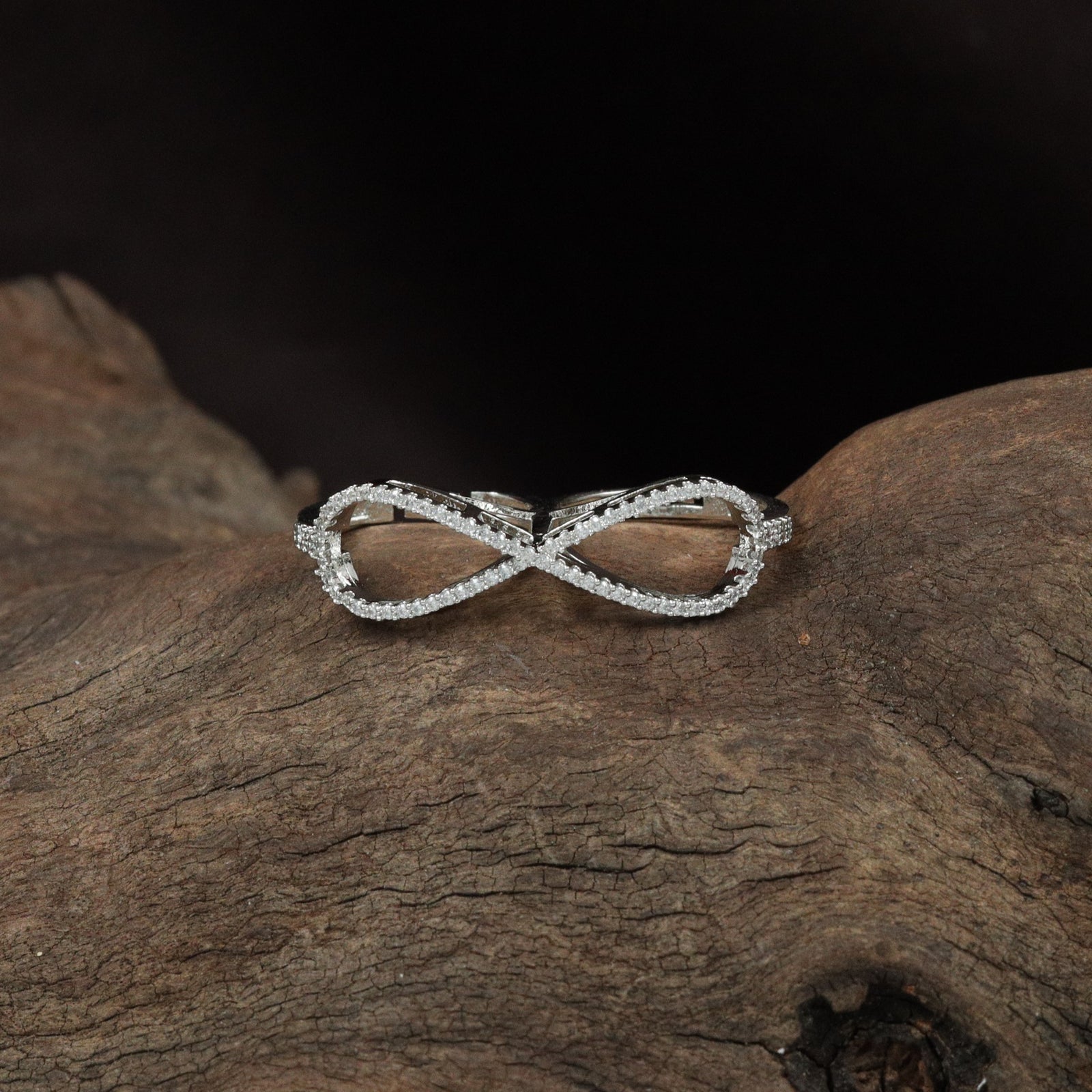 Infinity loop diamond bracelet design with continuous brilliance