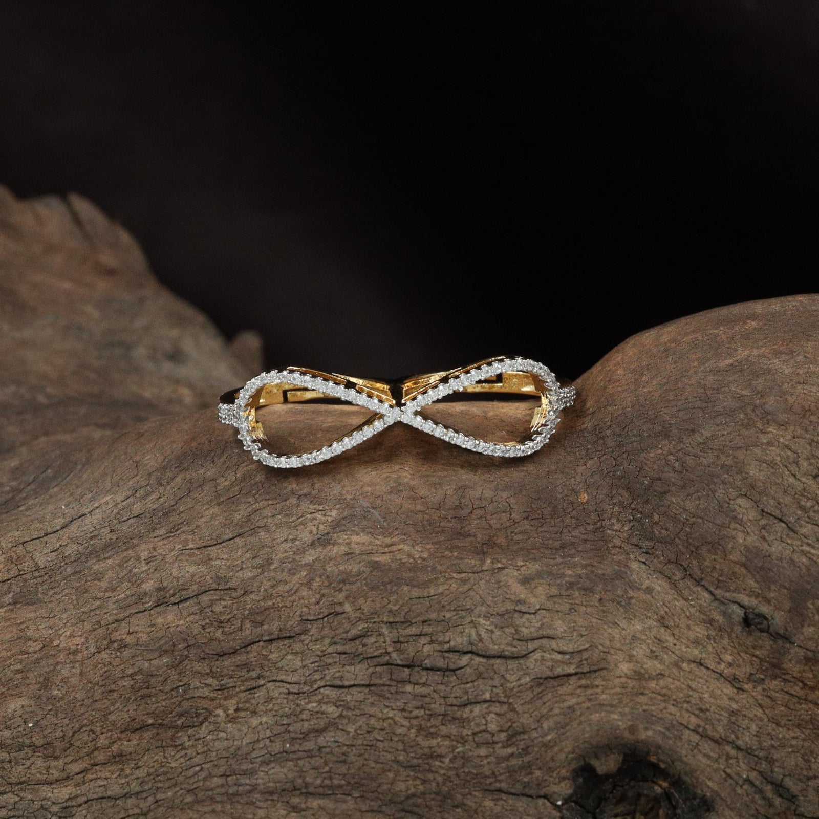 Infinity loop diamond bracelet design with continuous brilliance