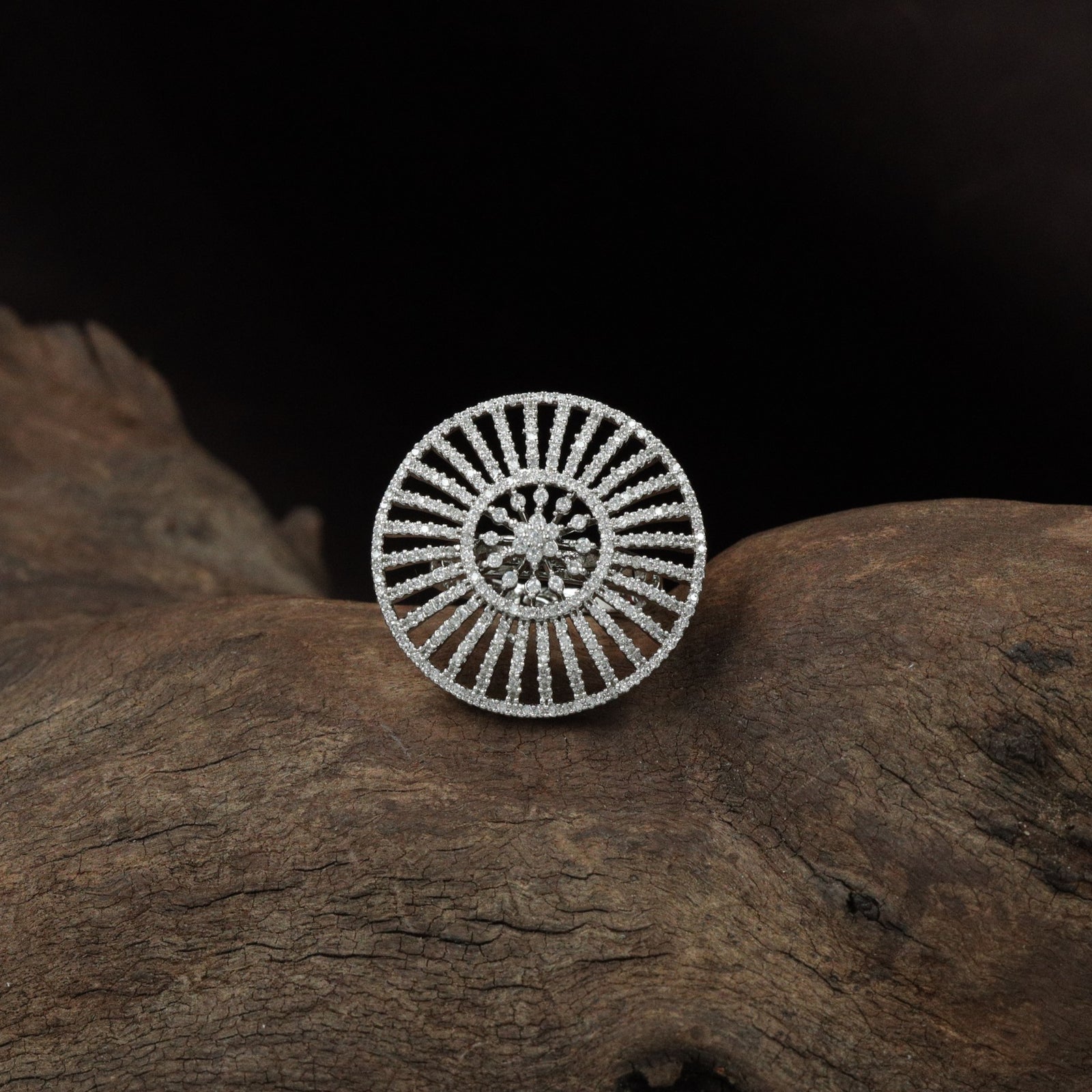 Glide Disc Finger Ring with Symmetrical Spoke Layout