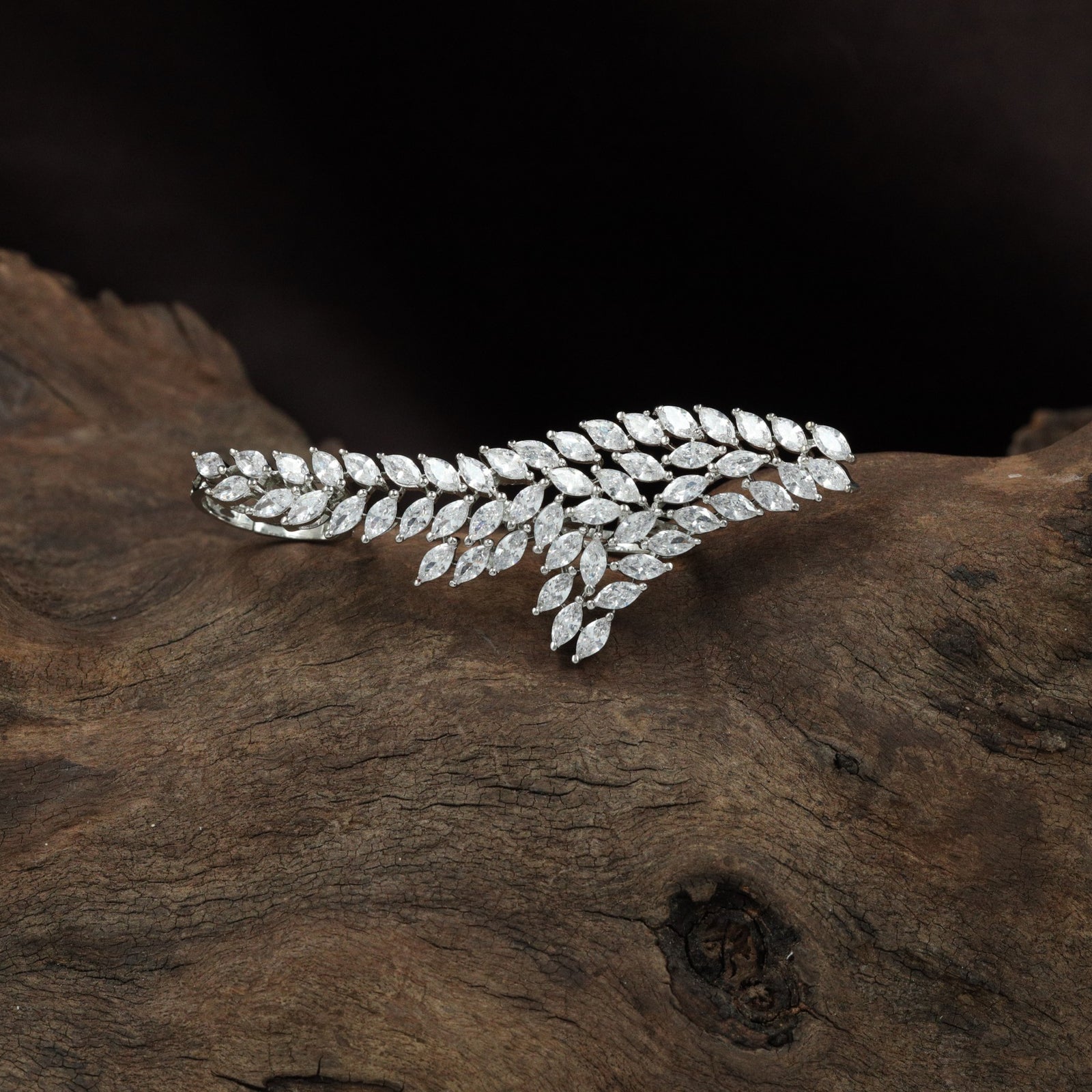 Structured leaf curve finger ring detailing