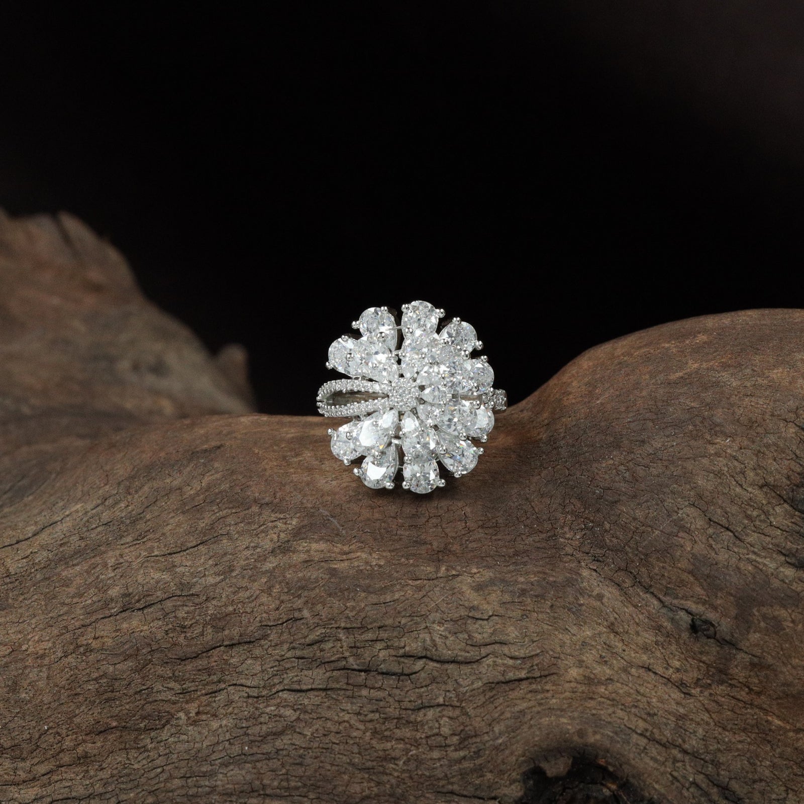 Radiant cluster form finger ring design