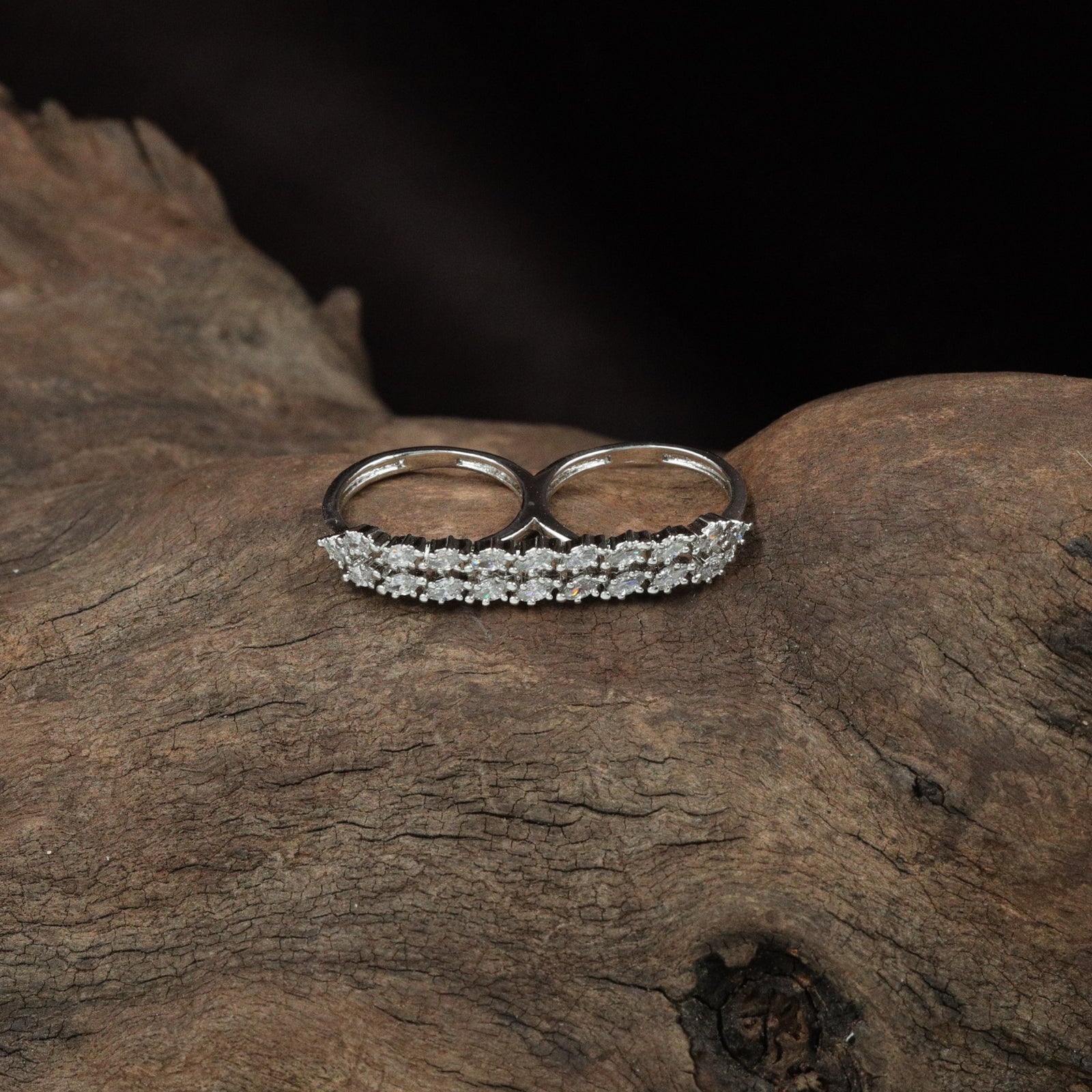 Contour parallel array finger ring arrangement