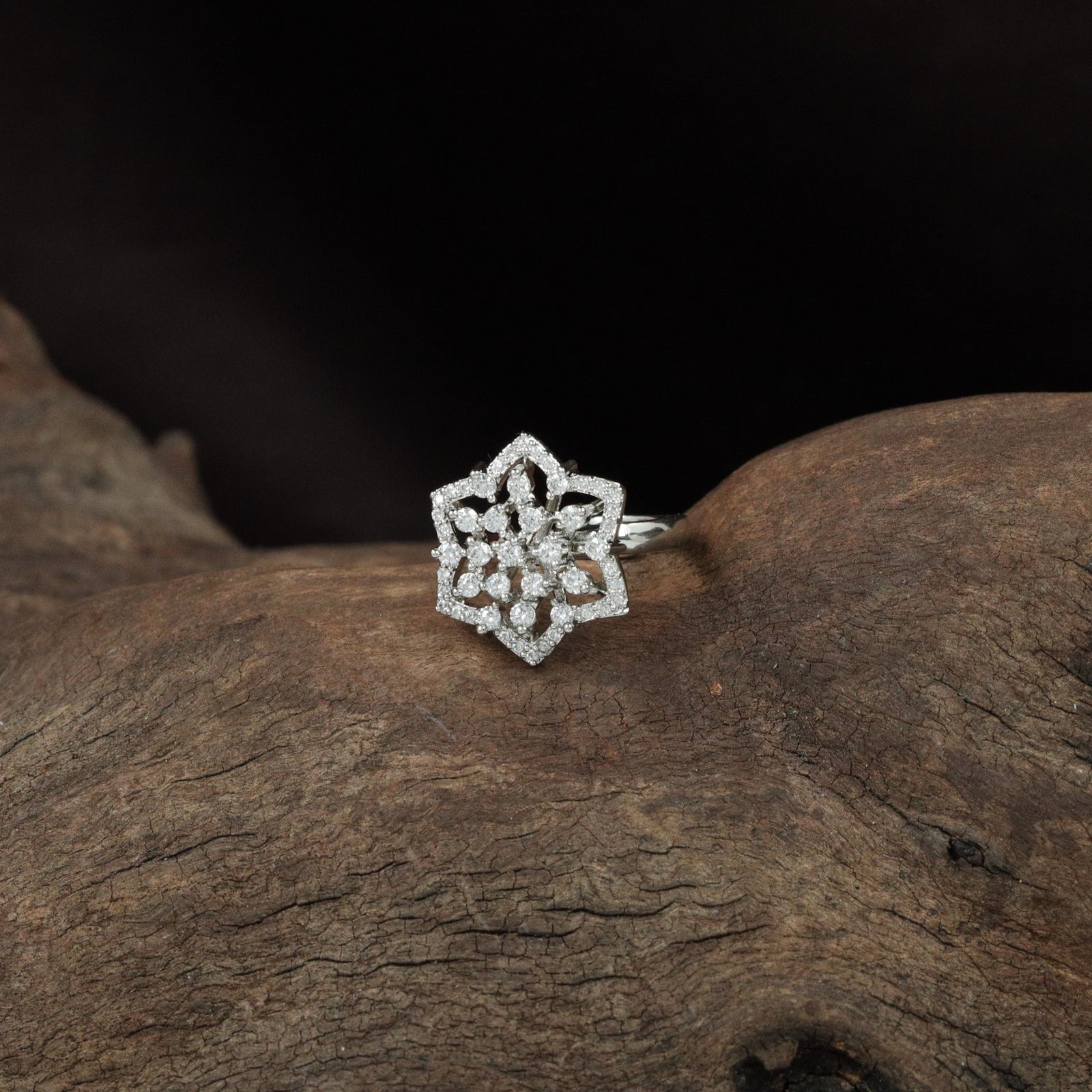 Symmetry star‑petal contour finger ring pattern featuring white gold accents
