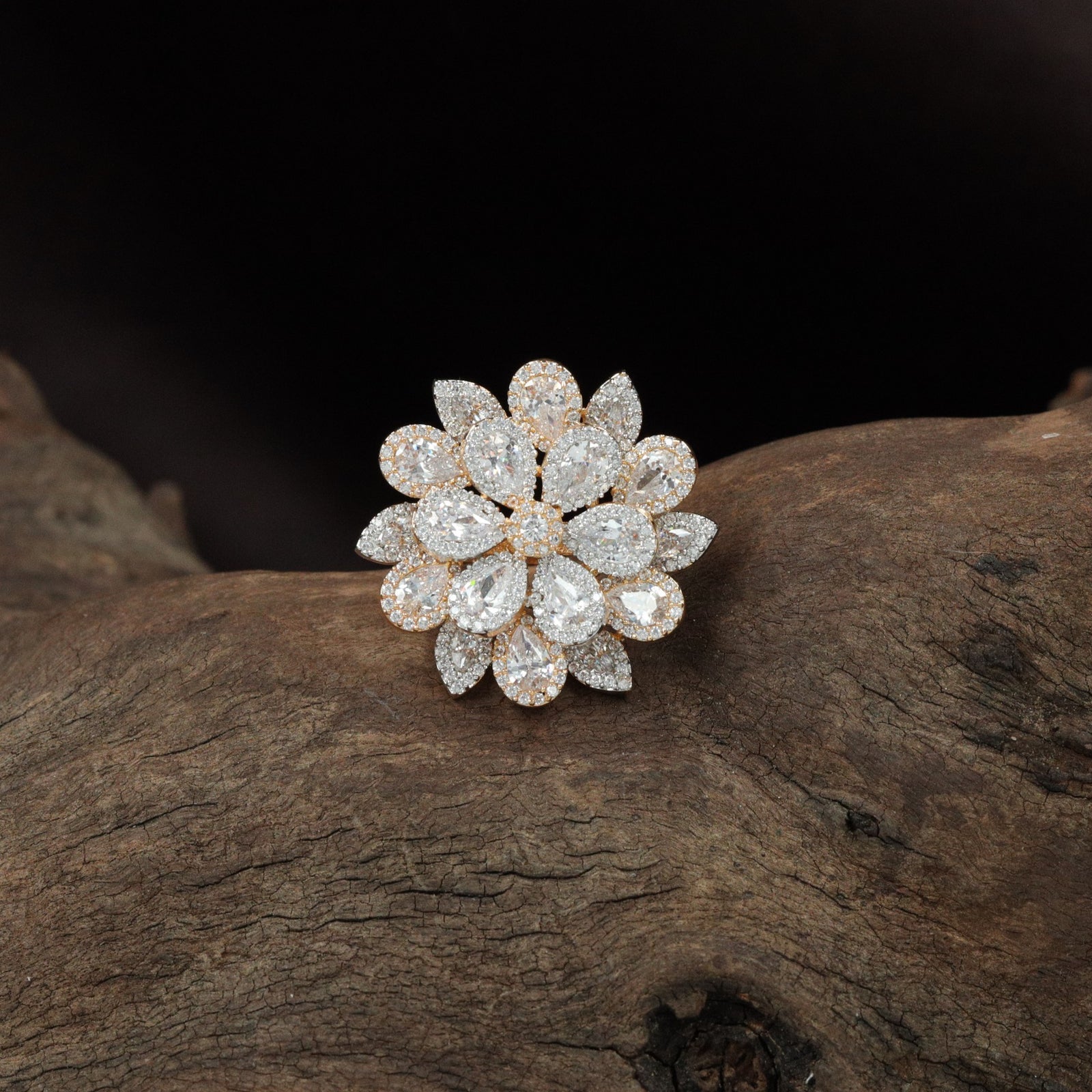 Central bloom frame finger ring design