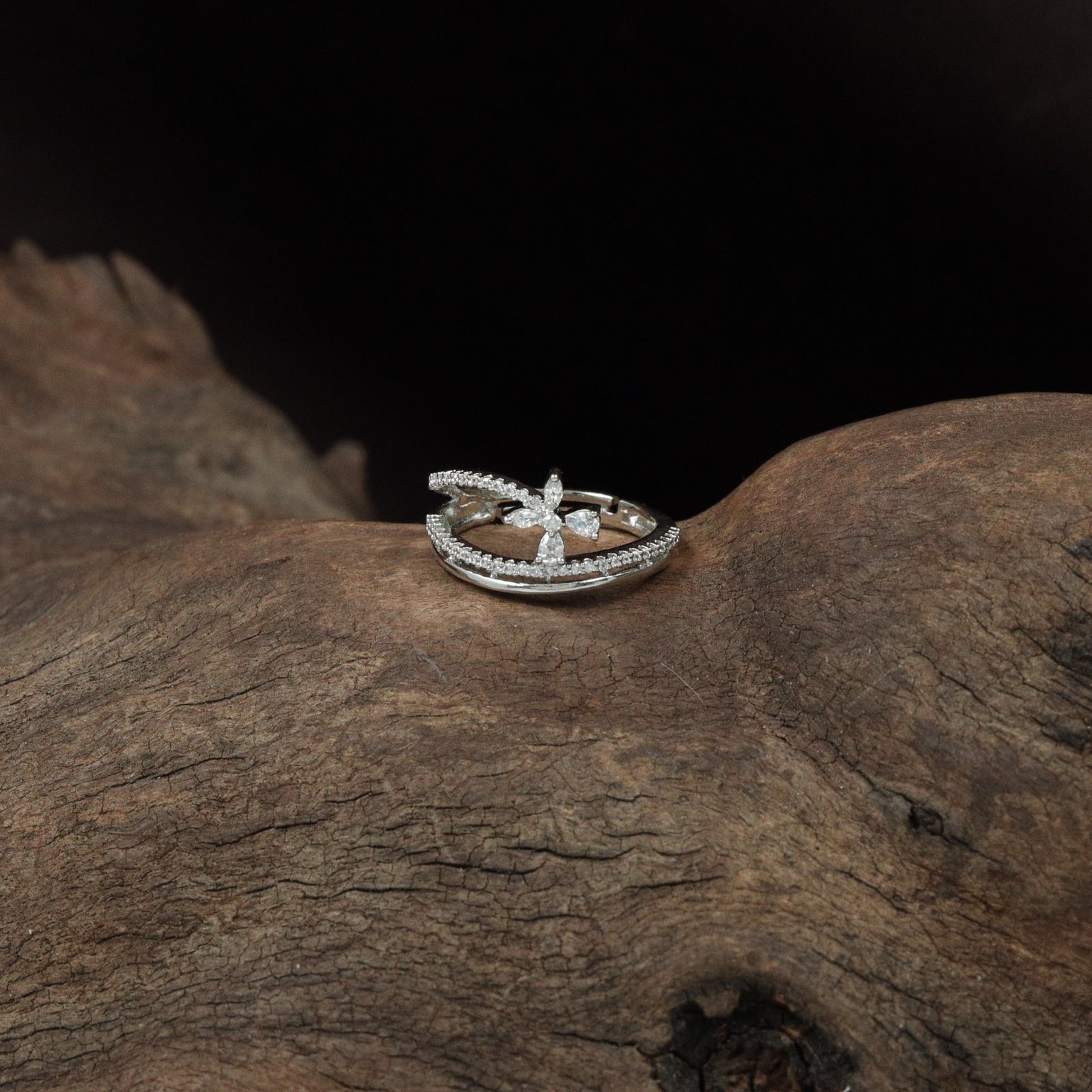 Flair Curve Finger Ring with Layered Wing Detailing