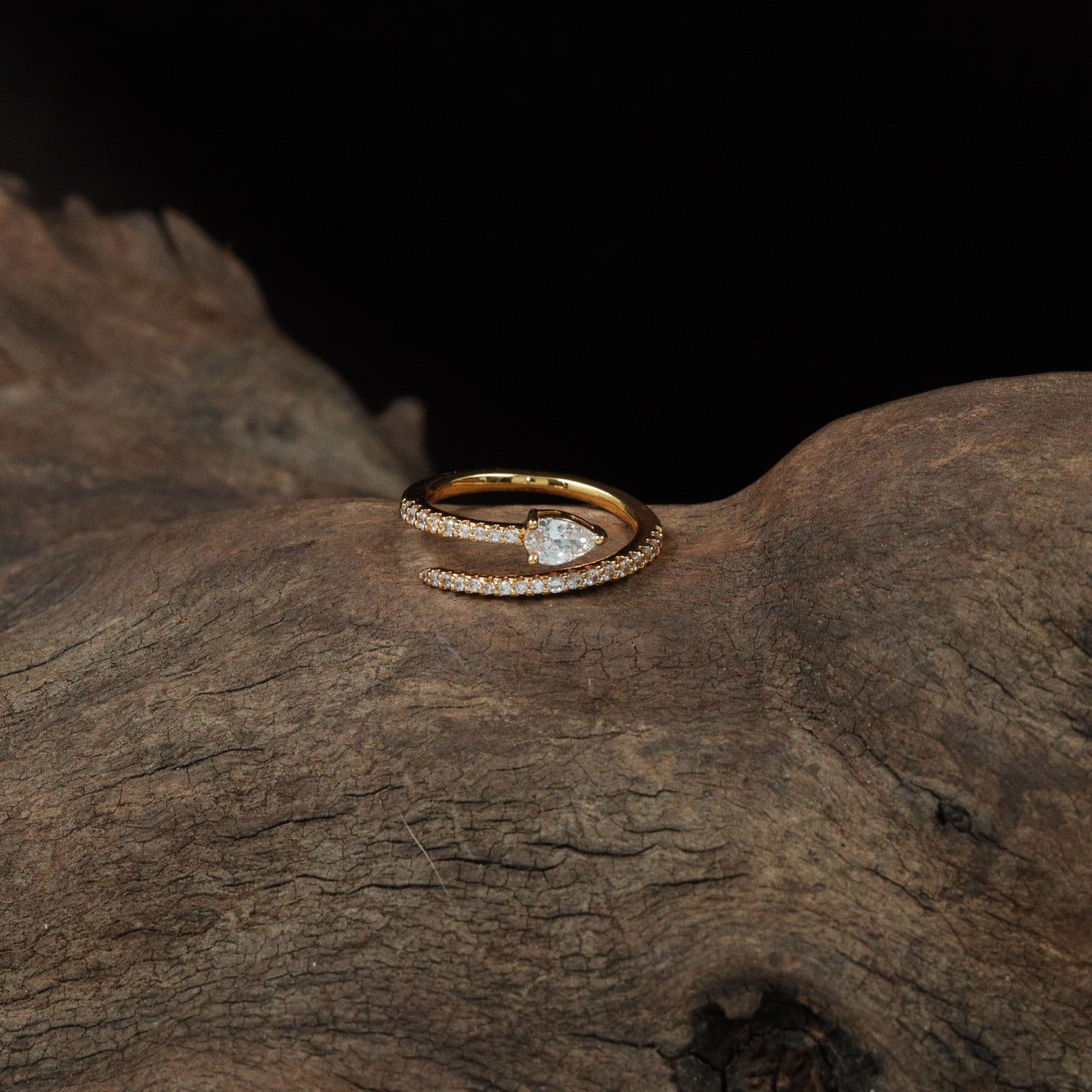 Fusion Loop Finger Ring with Open Band Alignment