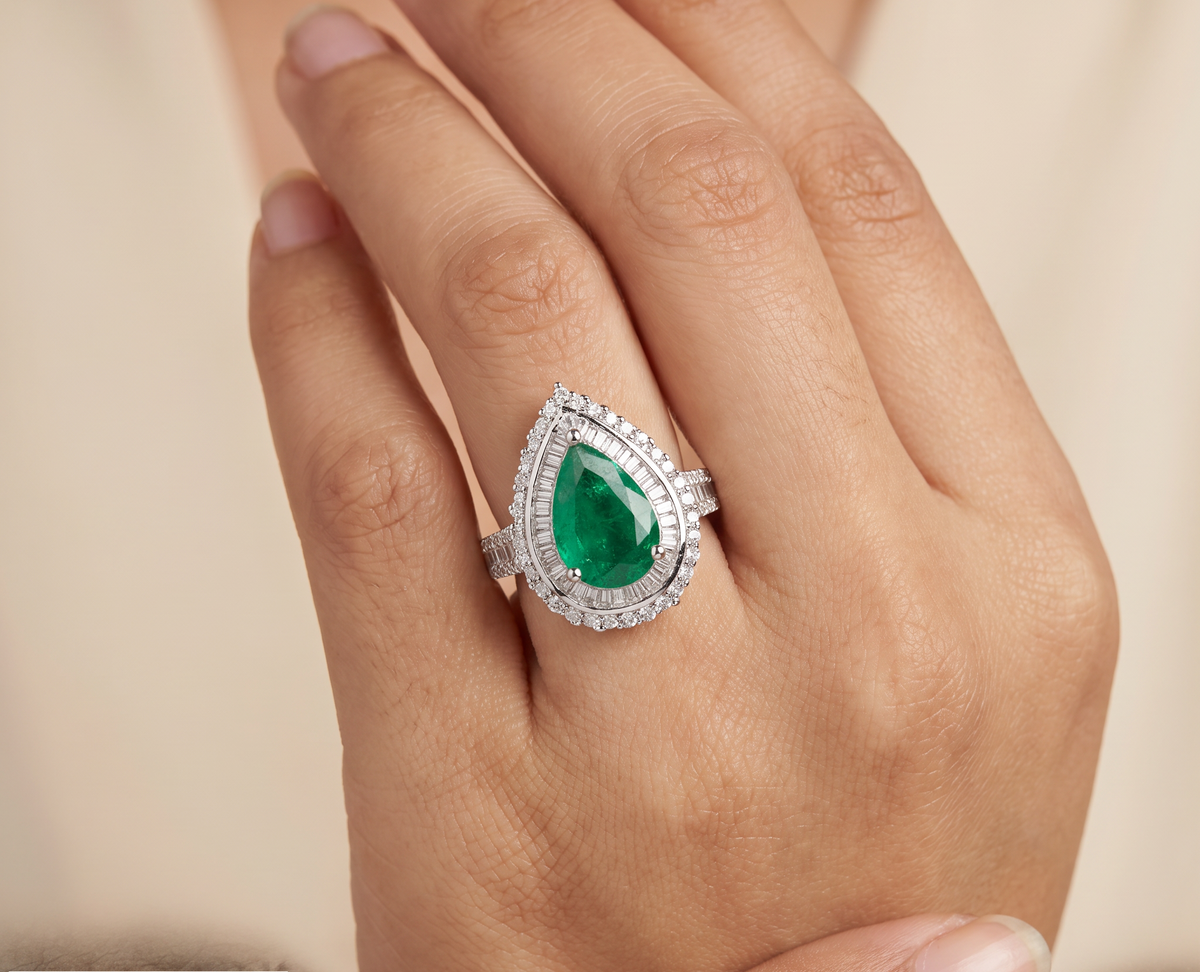 Brio Drop Finger Ring with Layered Border Detailing