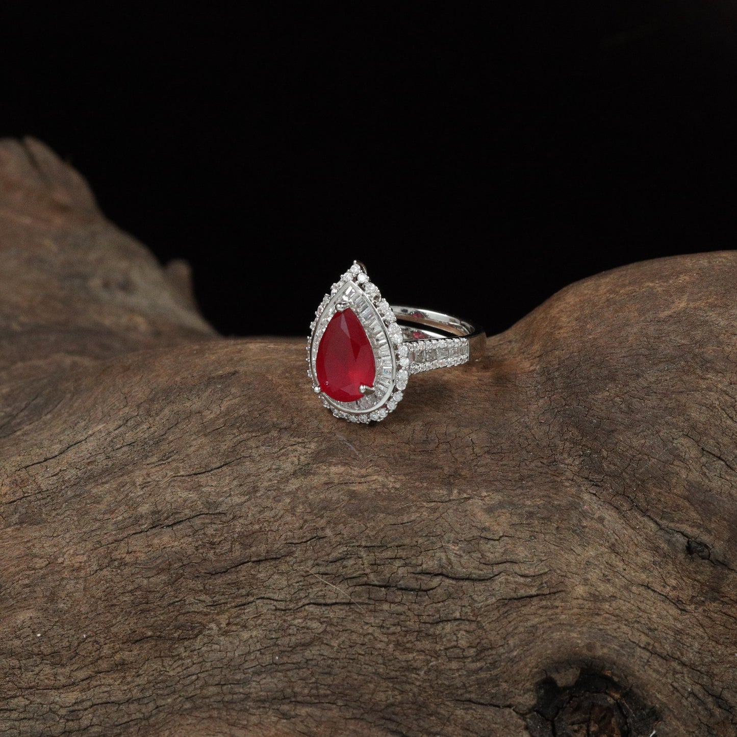 Brio Drop Finger Ring with Layered Border Detailing