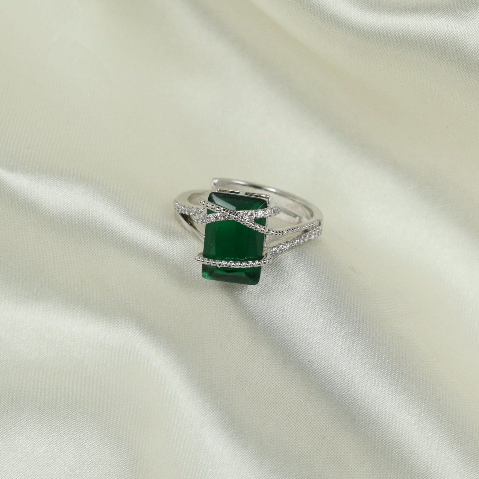 Orbit emerald‑diamond frame finger ring design with graceful curvature