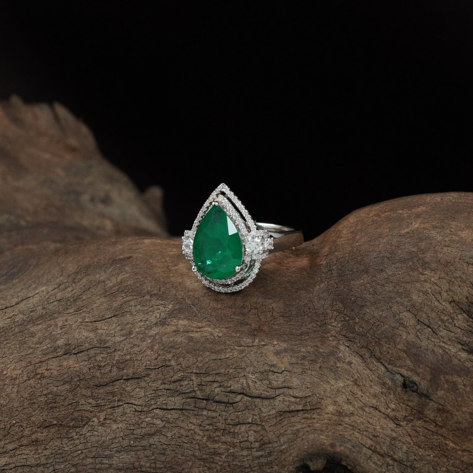 Apex Drop Finger Ring with Pear Halo Layout