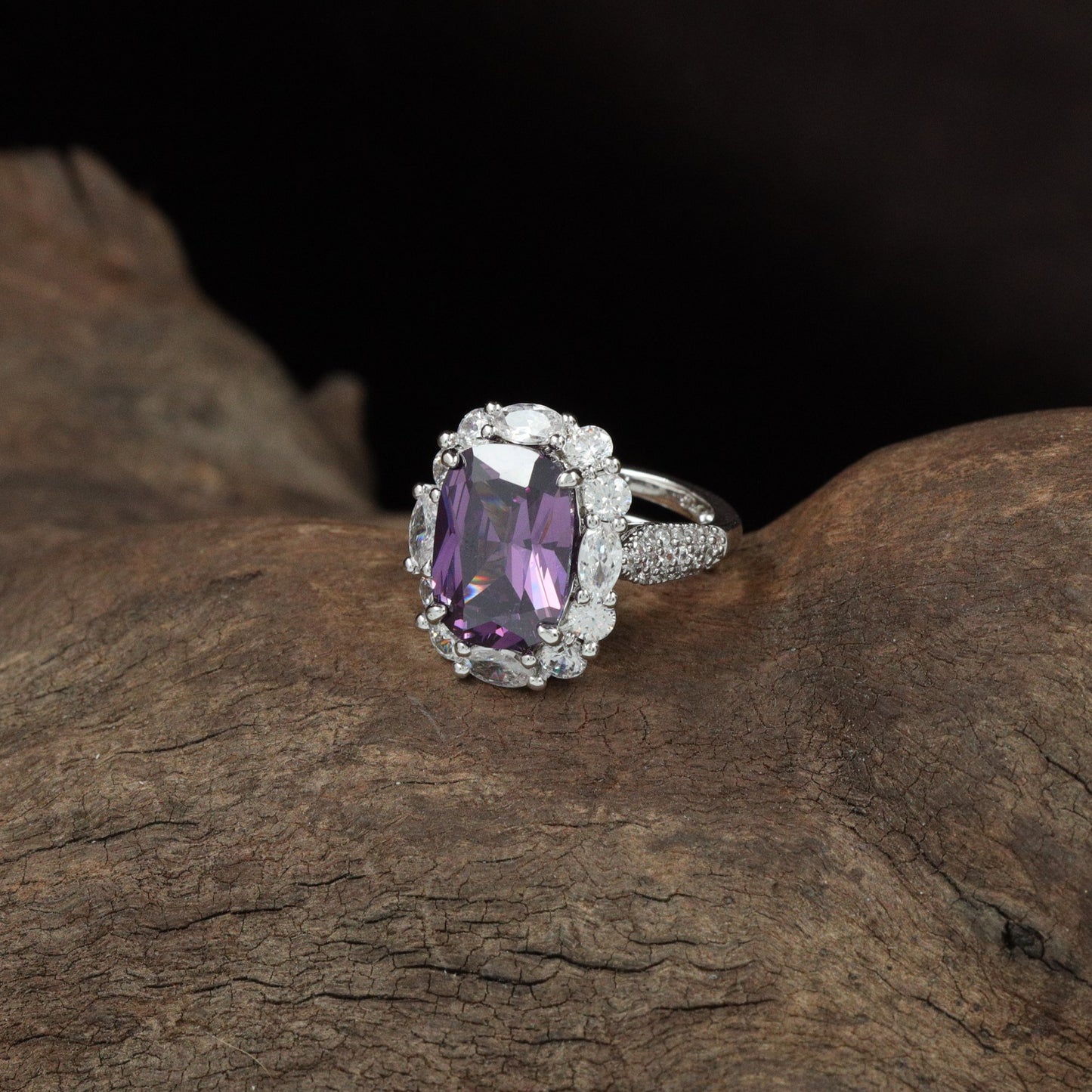Heritage Halo Finger Ring with Sculpted Side Detailing