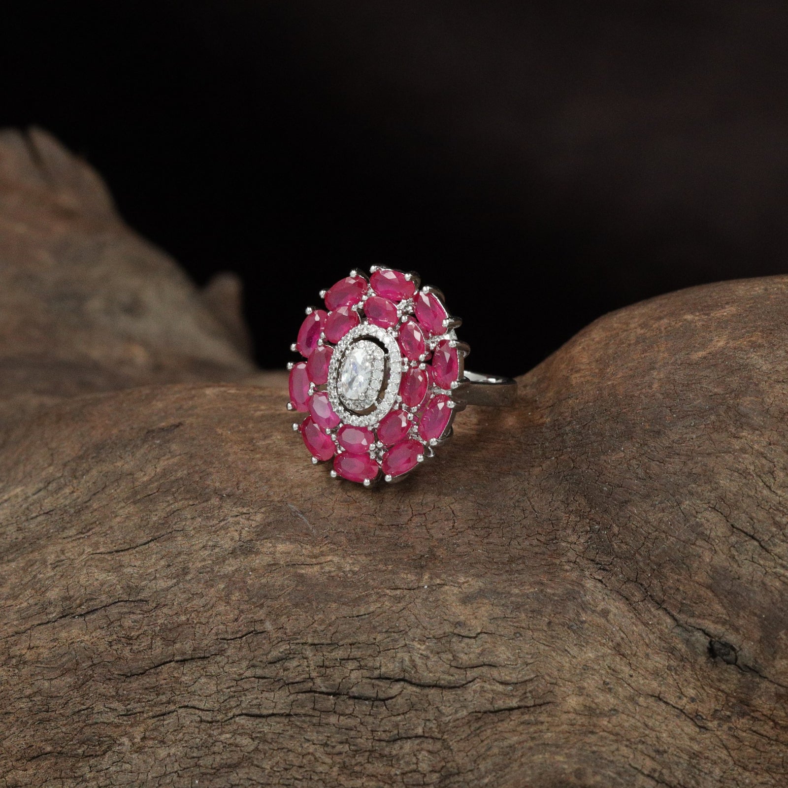 Designer Petal Edge Finger Ring with Layered Oval Formation