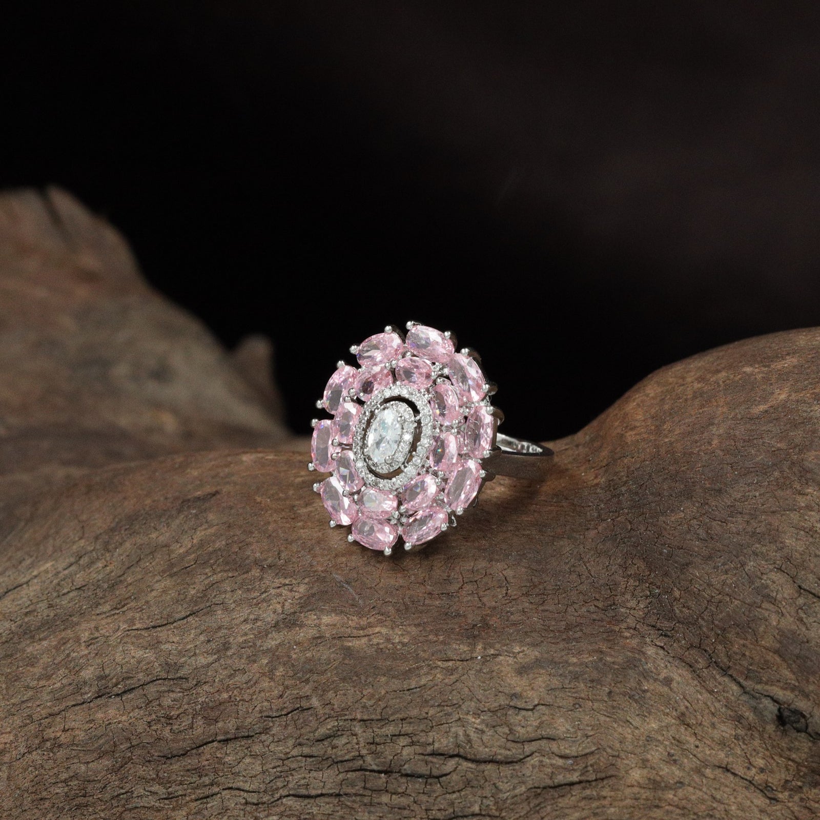 Designer Petal Edge Finger Ring with Layered Oval Formation