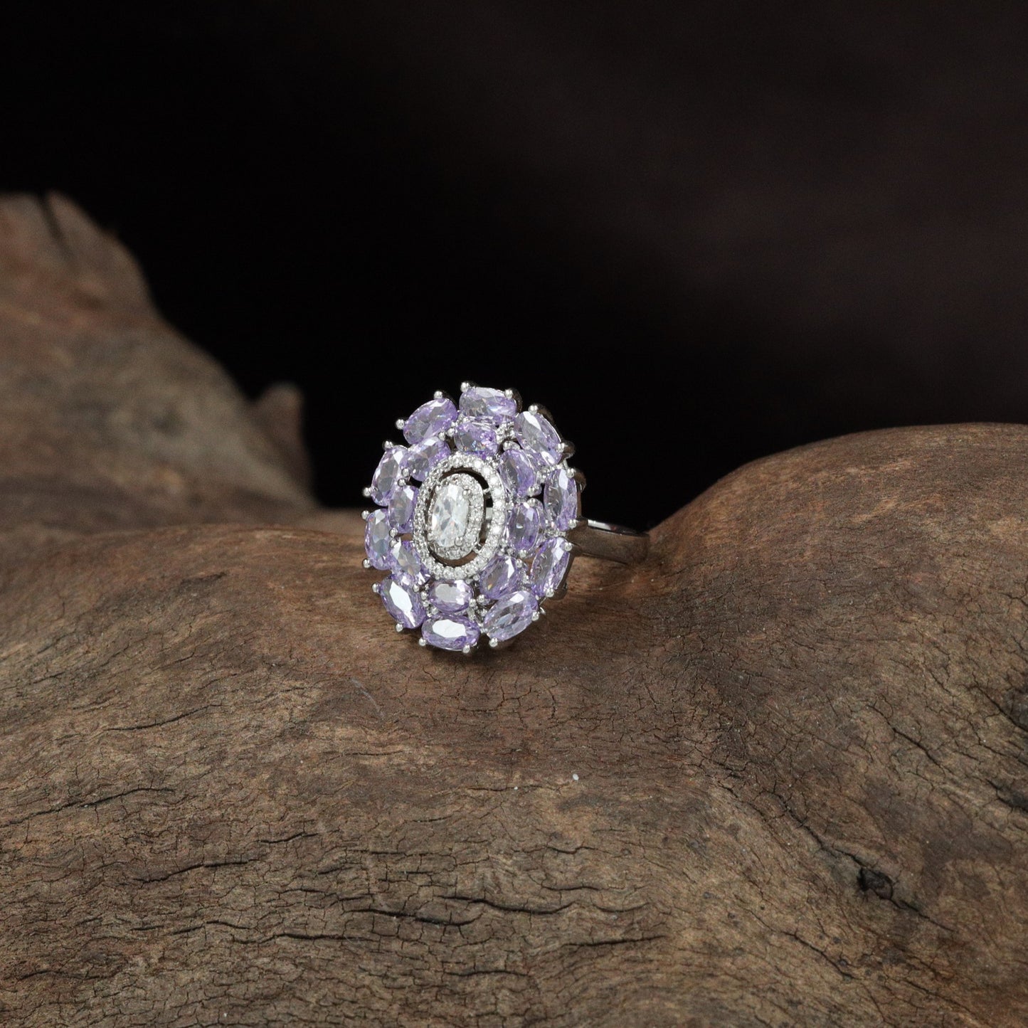Designer Petal Edge Finger Ring with Layered Oval Formation