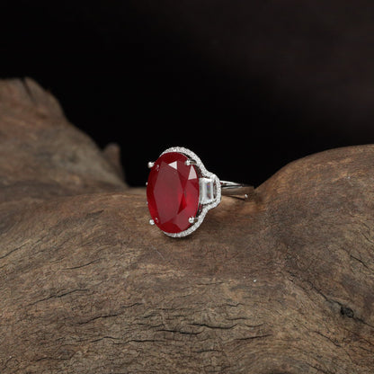 Grand Orbit Finger Ring with Decorative Oval Frame