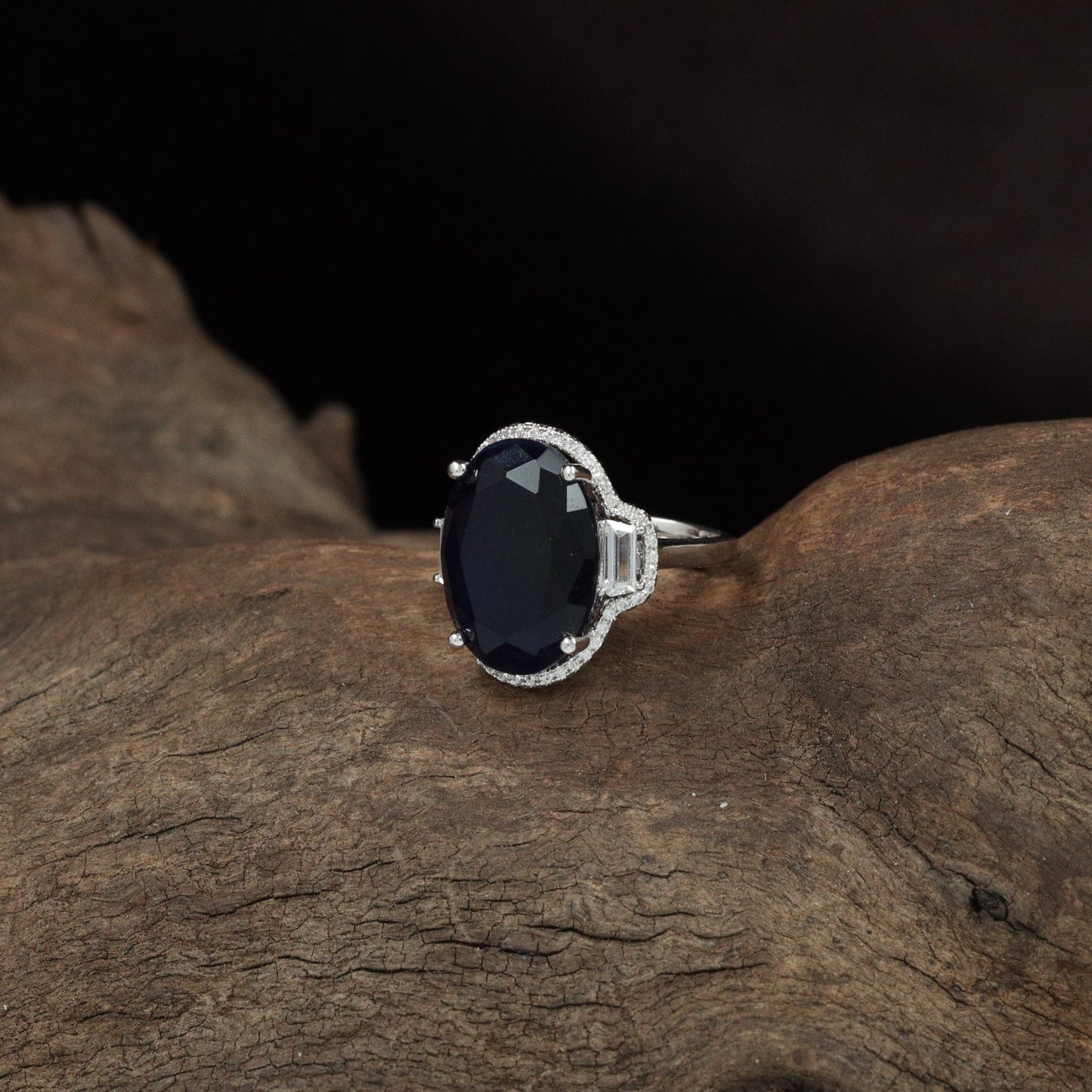 Grand Orbit Finger Ring with Decorative Oval Frame