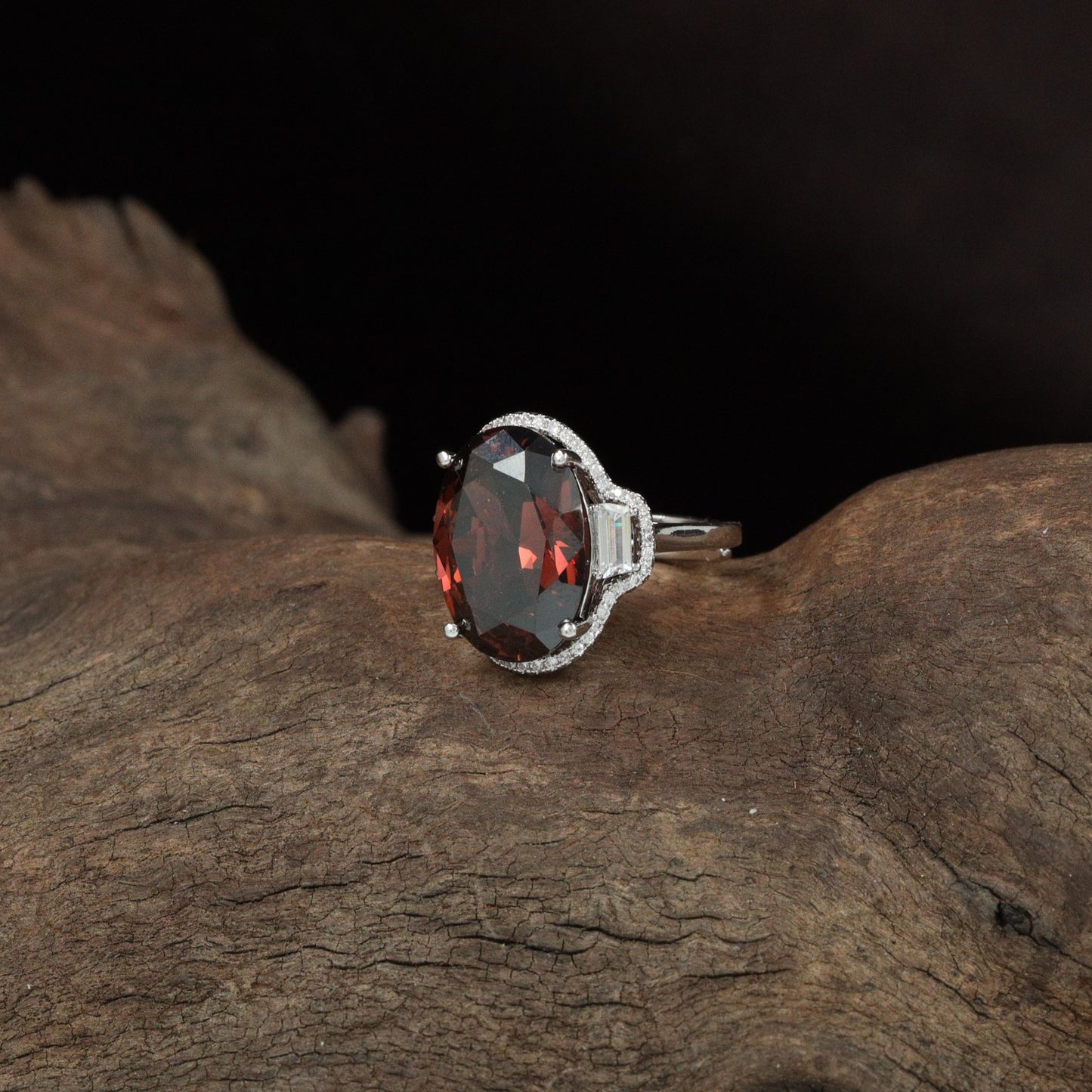 Grand Orbit Finger Ring with Decorative Oval Frame