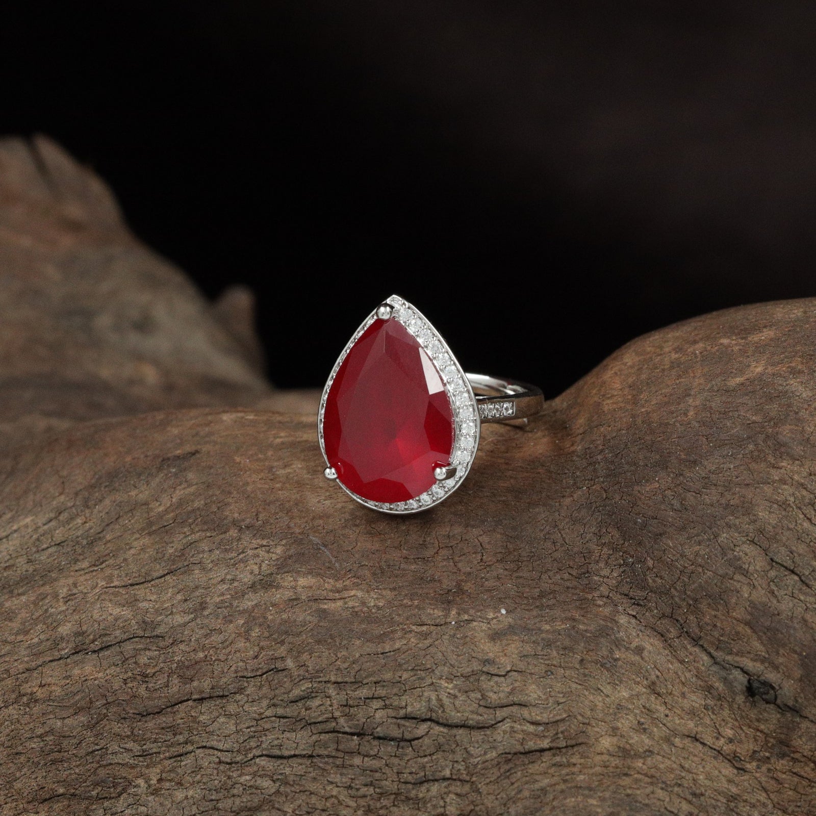 Luxury Teardrop Frame Finger Ring with Raised Centre Hold