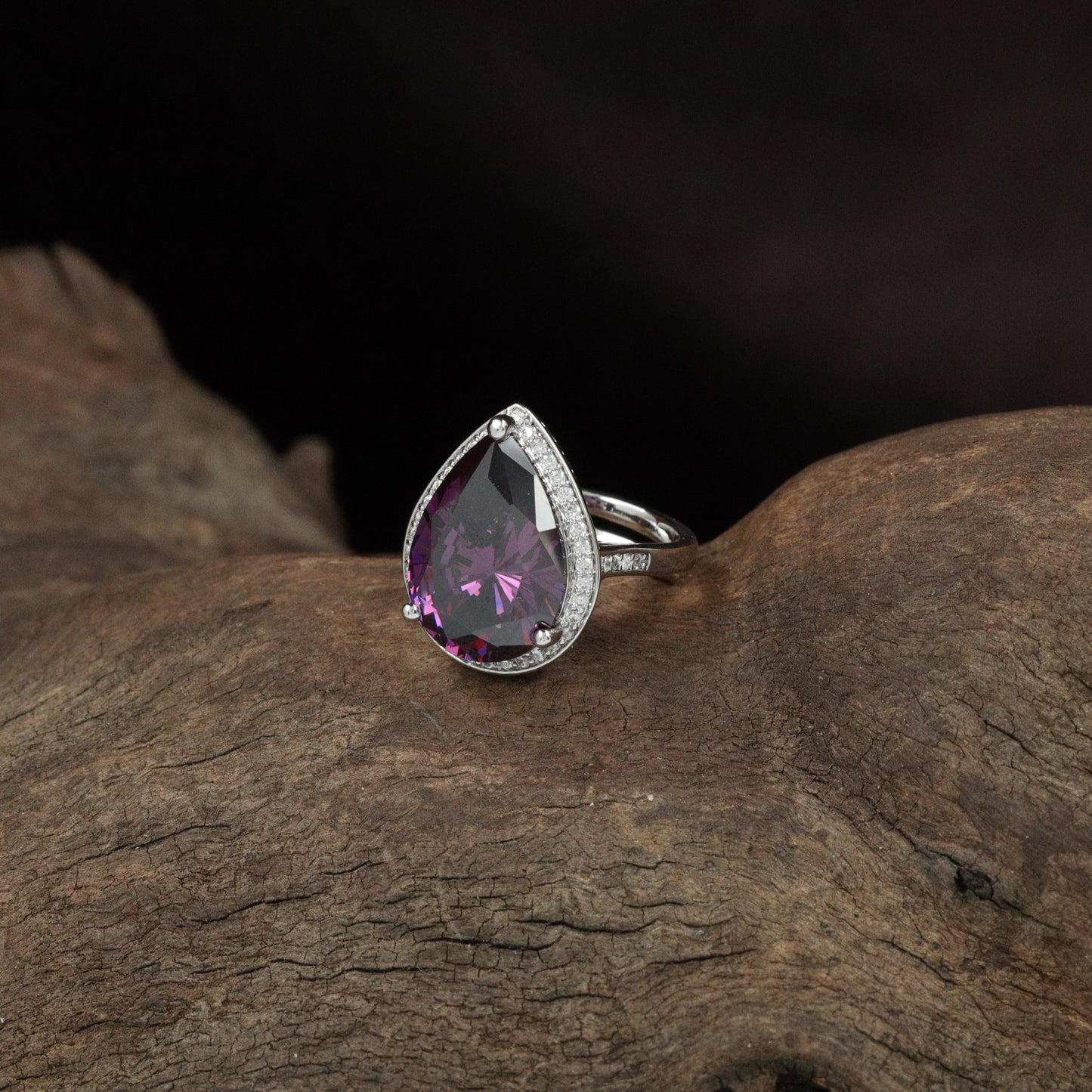 Luxury Teardrop Frame Finger Ring with Raised Centre Hold