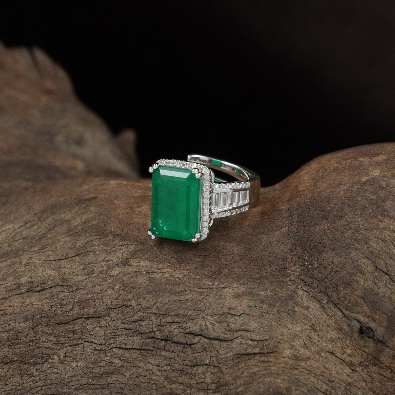 Grand Rectangle Finger Ring with Layered Side Alignment