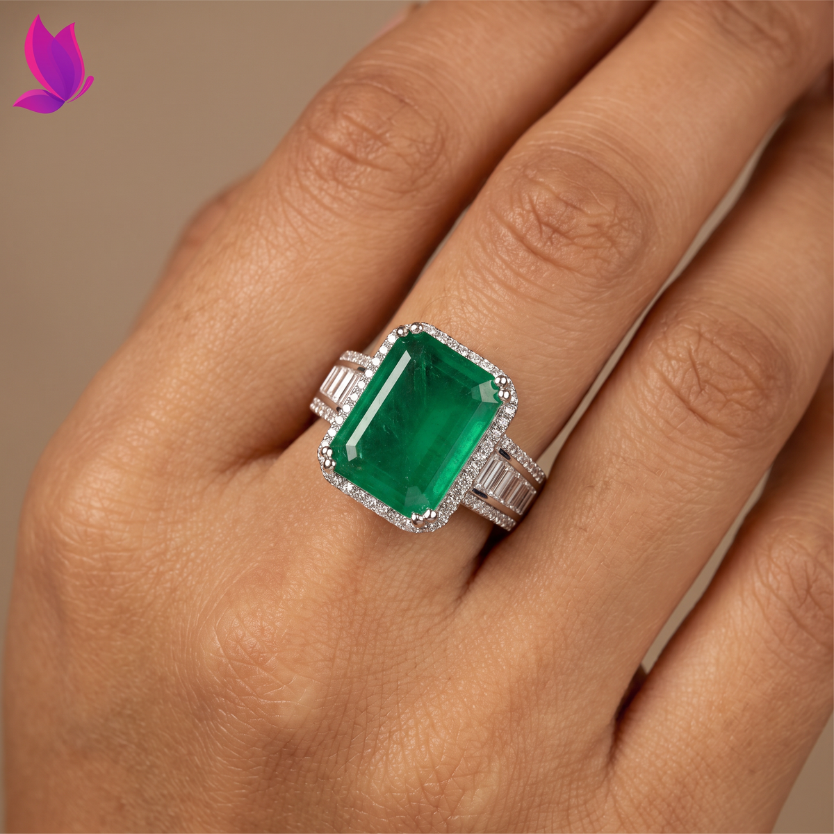 Grand Rectangle Finger Ring with Layered Side Alignment