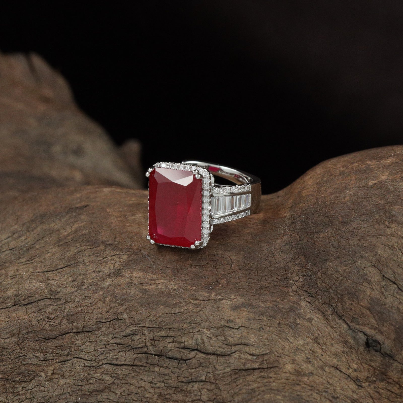 Grand Rectangle Finger Ring with Layered Side Alignment