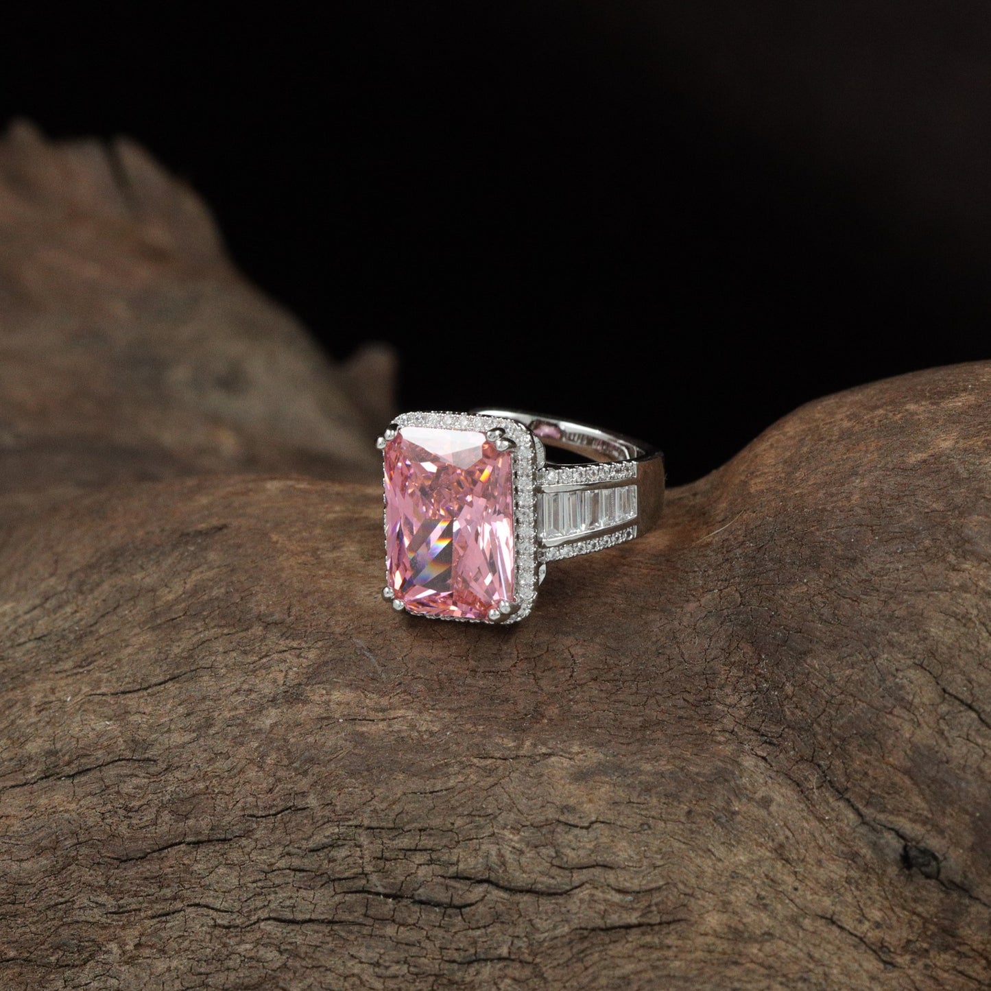 Grand Rectangle Finger Ring with Layered Side Alignment