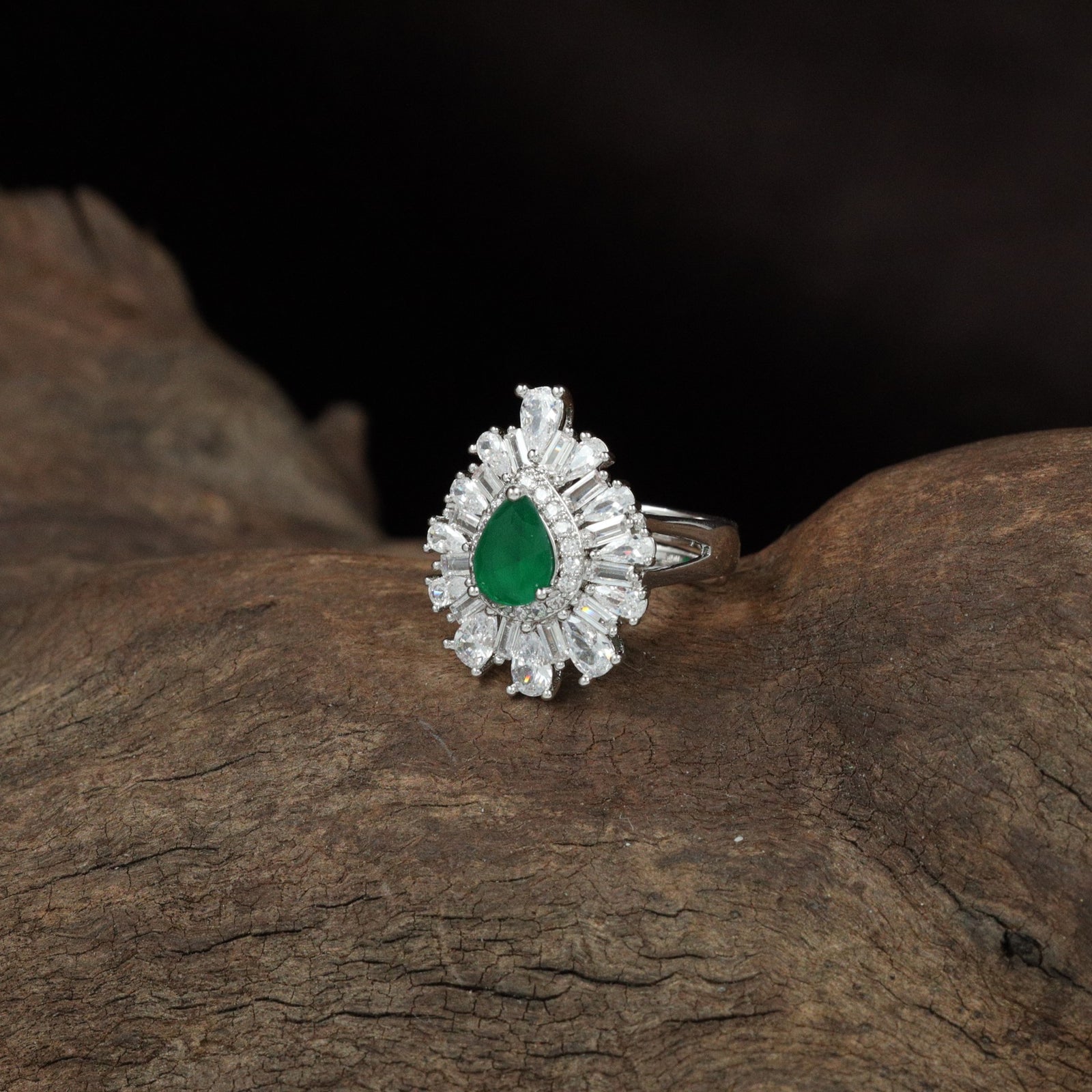 Grand Burst Finger Ring with Radiating Petal Borders
