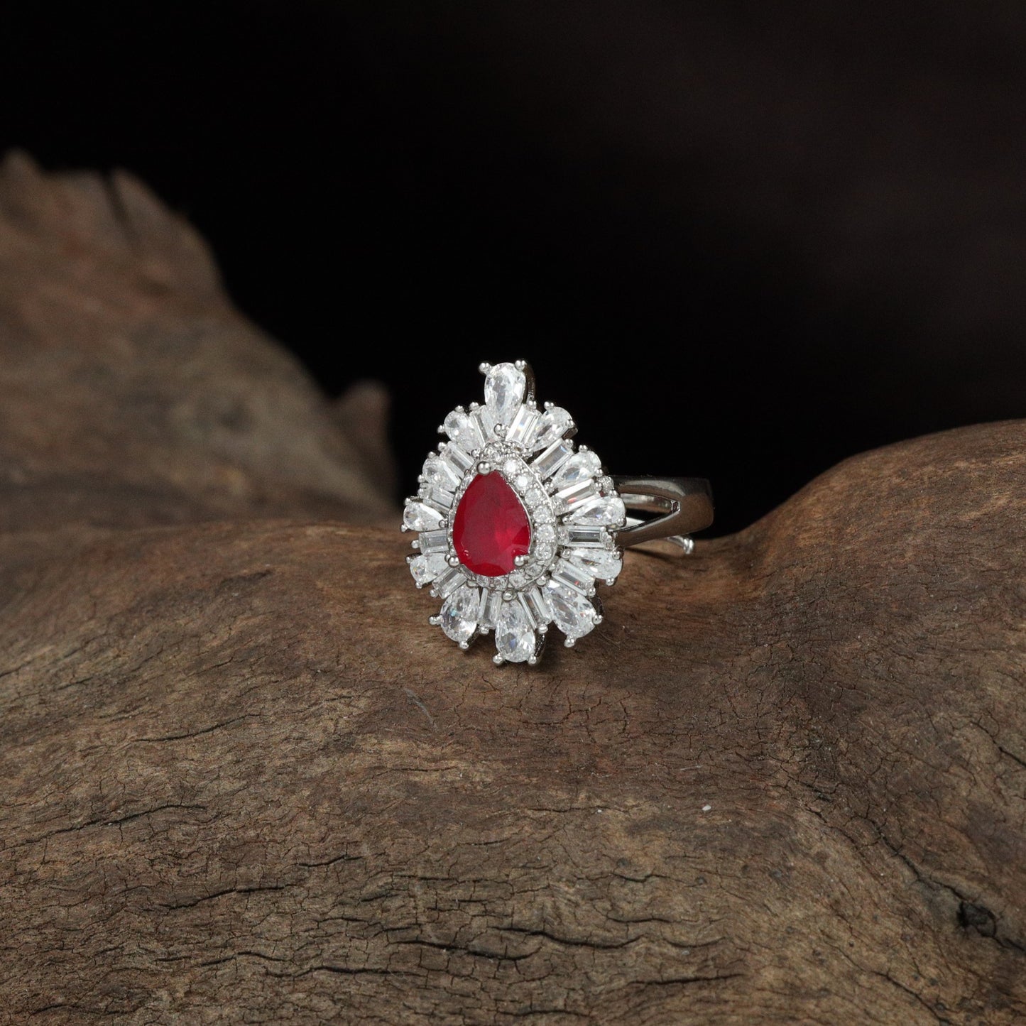 Grand Burst Finger Ring with Radiating Petal Borders