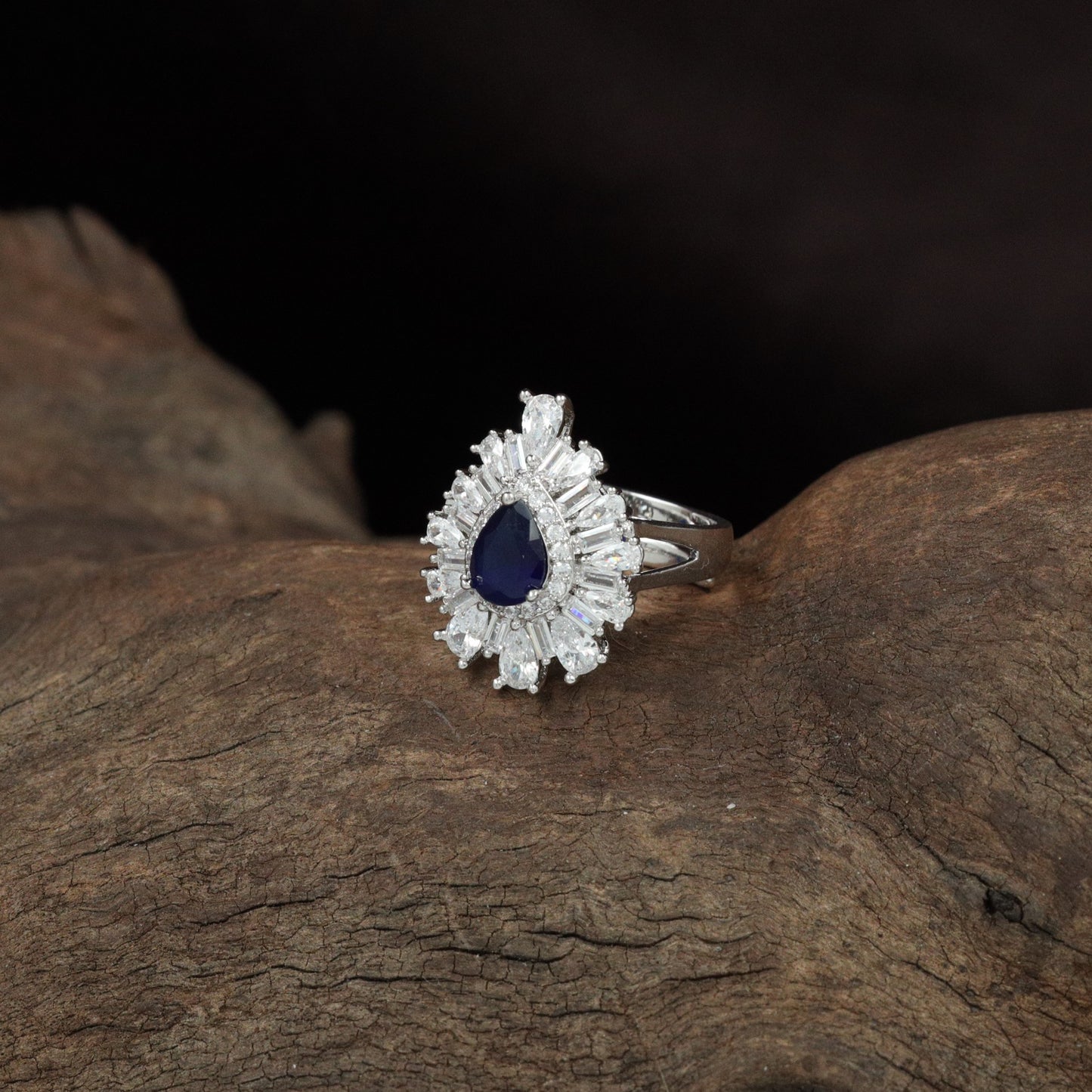 Grand Burst Finger Ring with Radiating Petal Borders