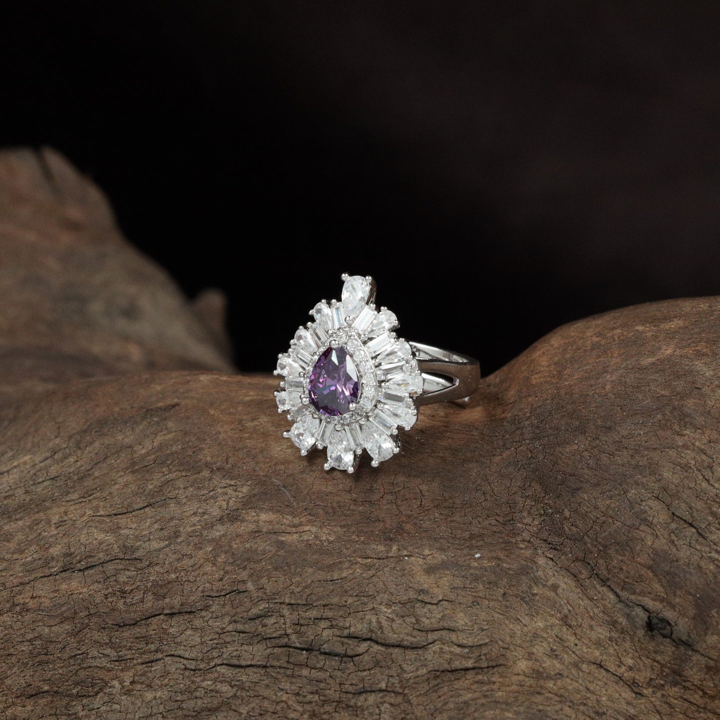 Grand Burst Finger Ring with Radiating Petal Borders