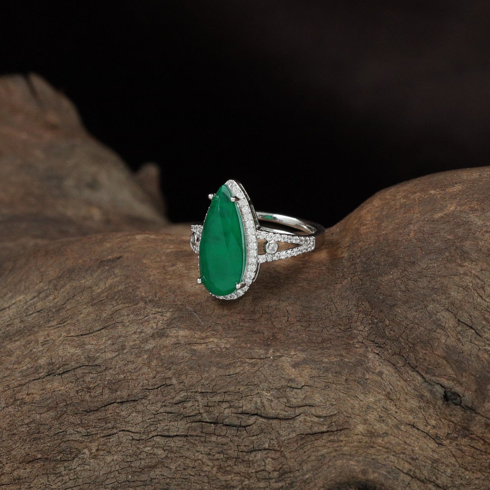 Signature Pear Crest Finger Ring with Polished Band Finish