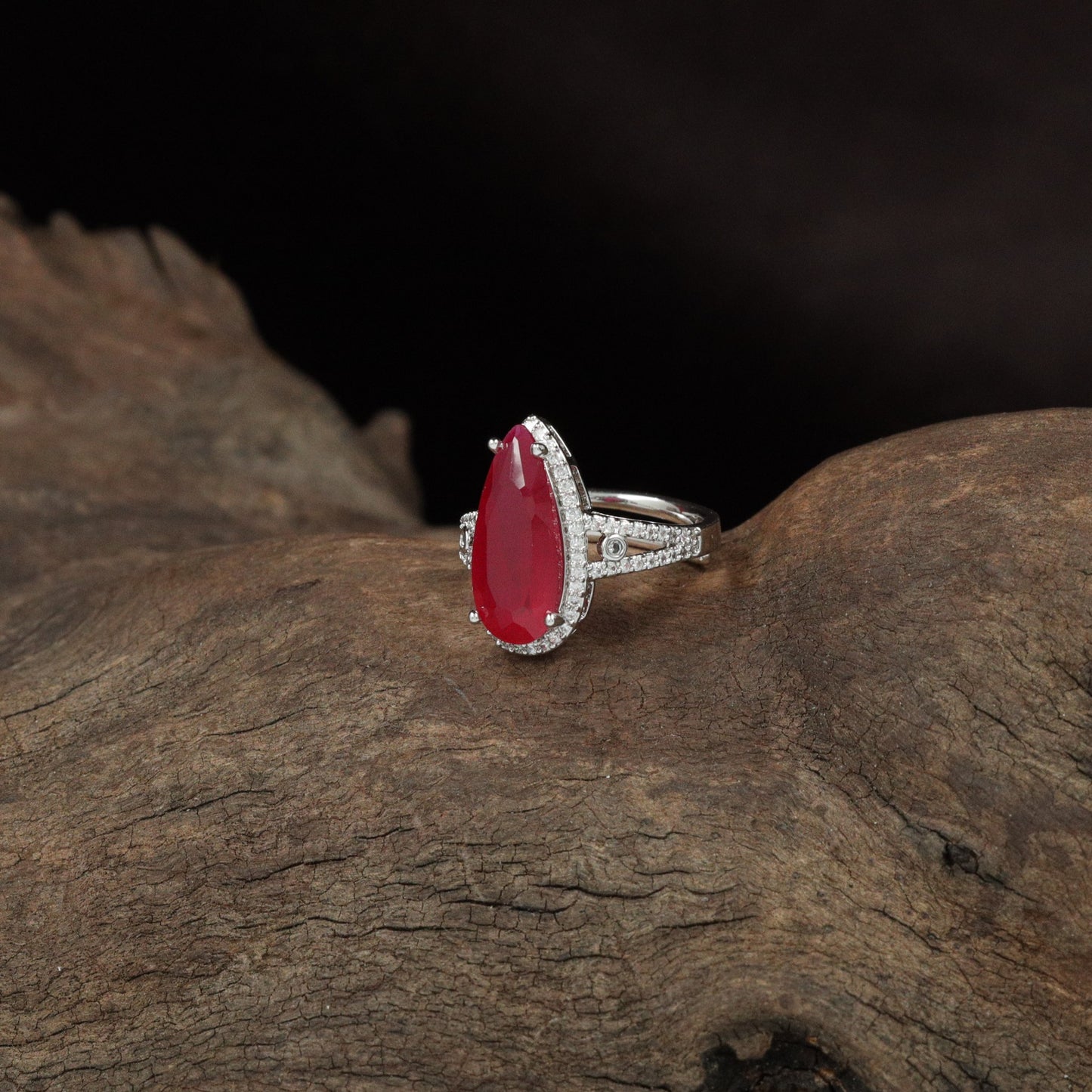Signature Pear Crest Finger Ring with Polished Band Finish