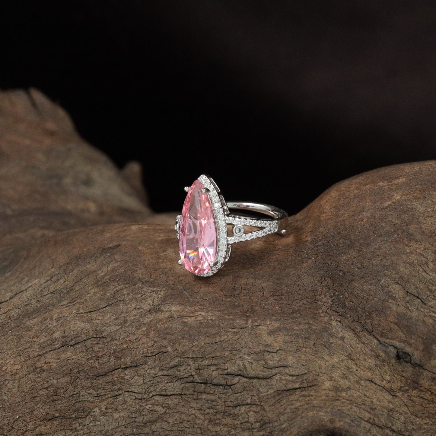 Signature Pear Crest Finger Ring with Polished Band Finish