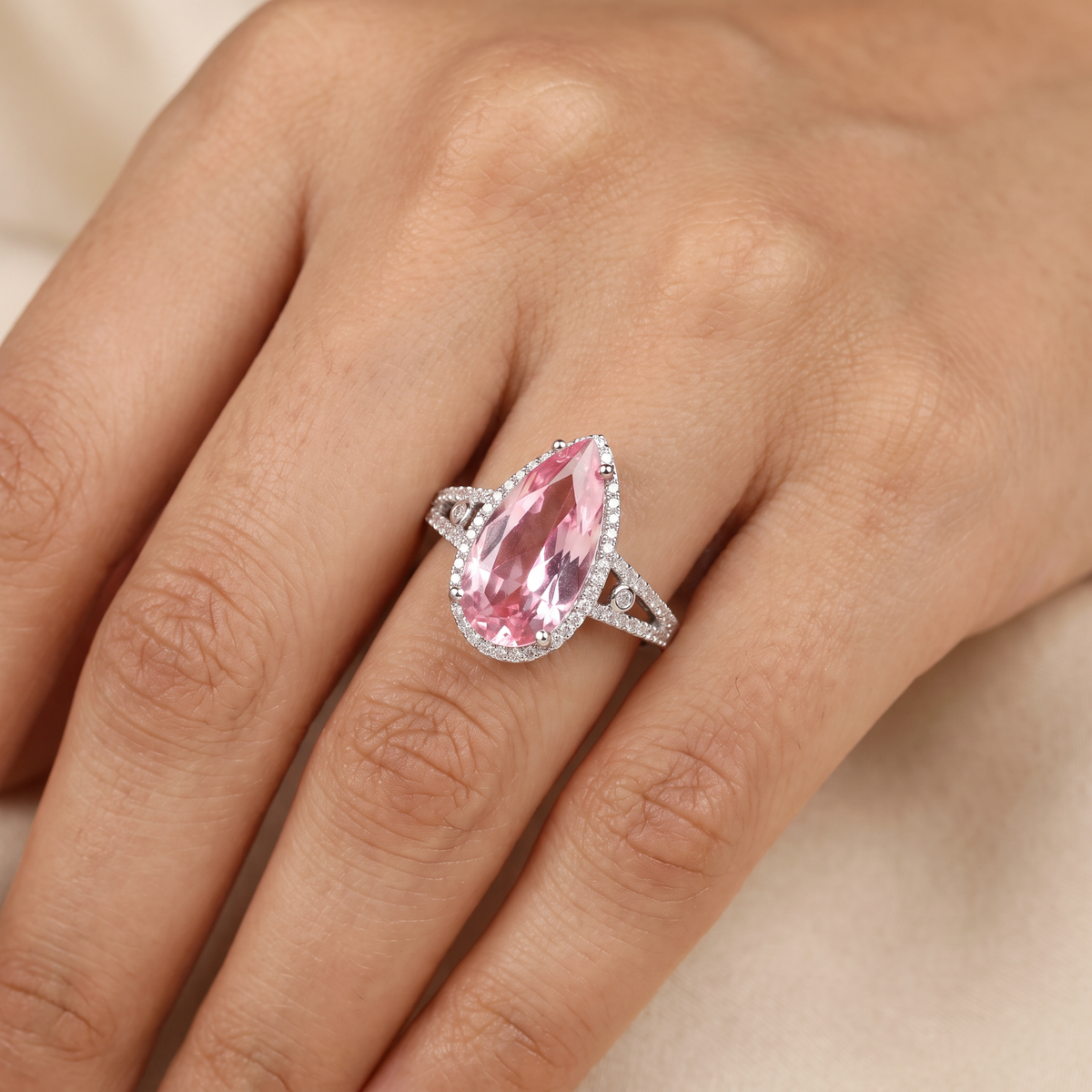 Signature Pear Crest Finger Ring with Polished Band Finish