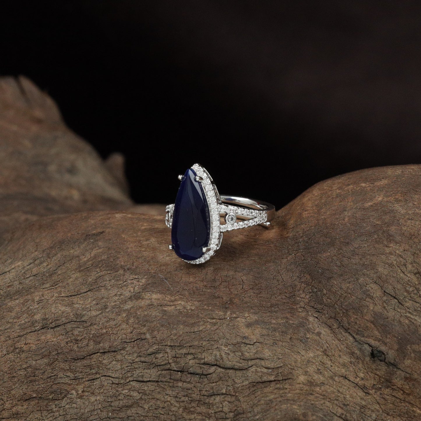 Signature Pear Crest Finger Ring with Polished Band Finish